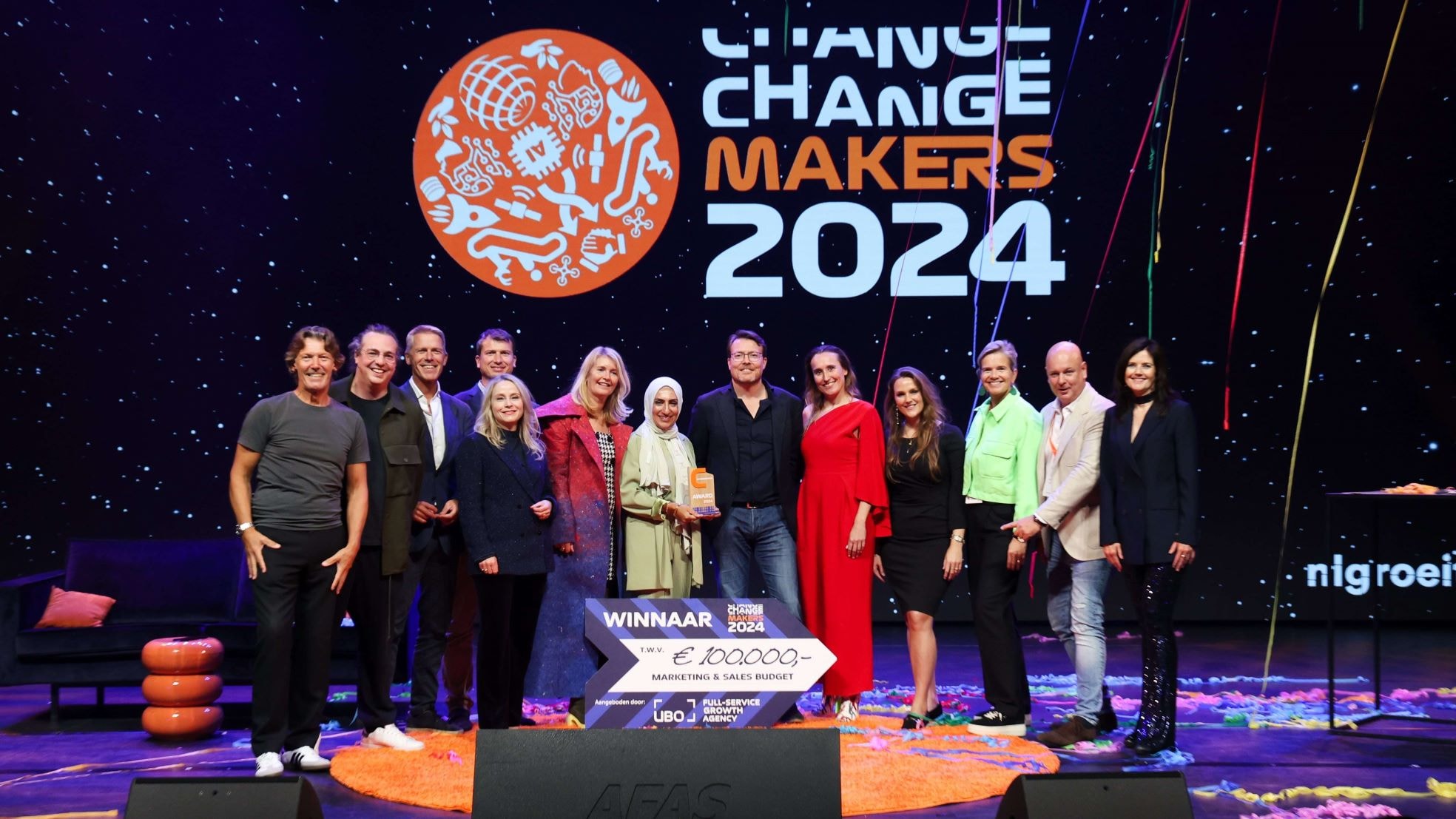 Selma Özkan (midden), oprichter en directeur van Kindernet, is bekroond met de Changemaker Award 2024. Beeld: Changemaker Award. Changemaker Award. Selma Özkan (midden), oprichter en directeur van Kindernet, is bekroond met de Changemaker Award 2024.