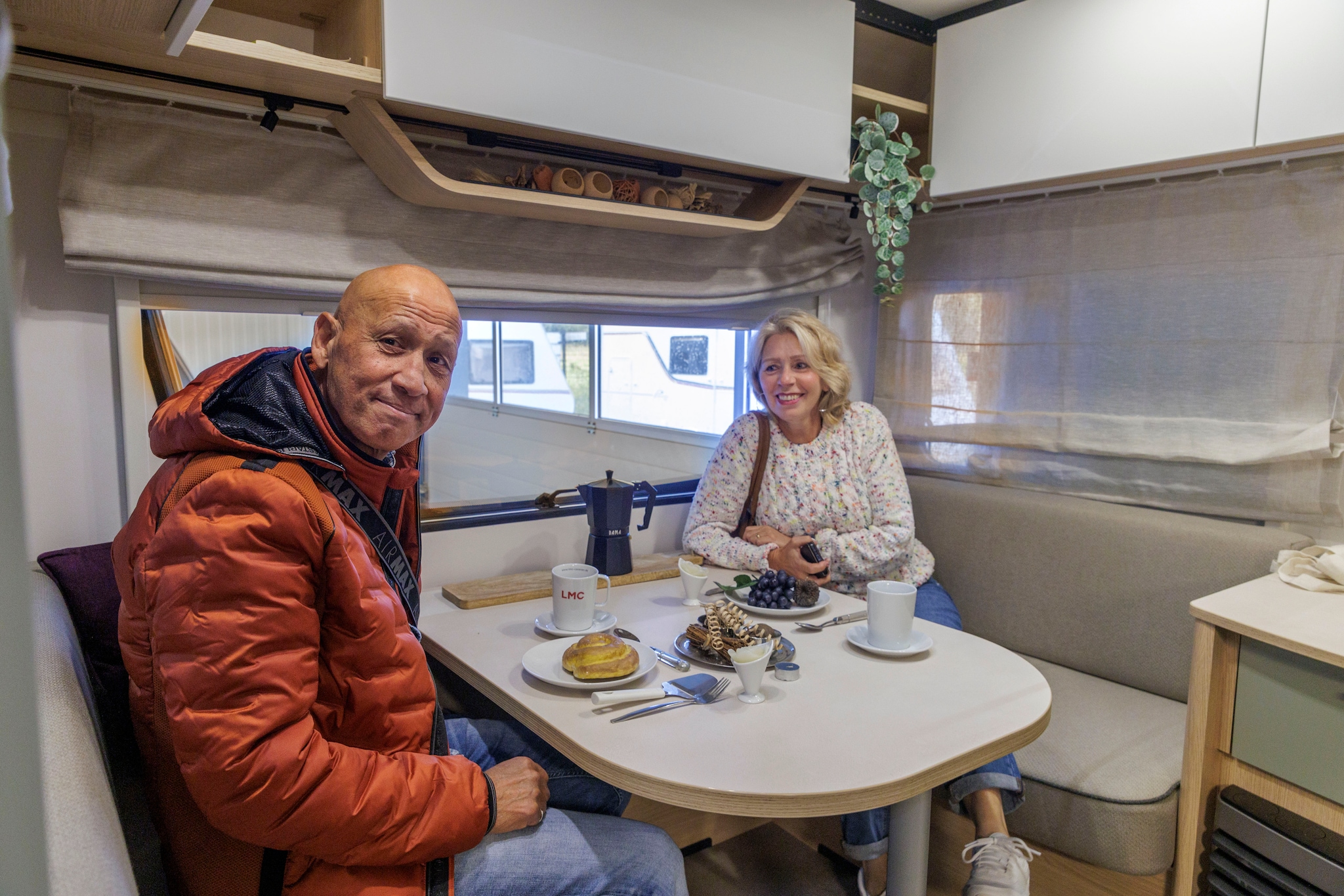 Marion Westbroek en Richard Middel in hun zojuist gekochte caravan. Sinds corona hebben ze kamperen ontdekt. Ze gaan volgende zomer drie maanden op pad. Marion Westbroek en Richard Middel in hun zojuist gekochte caravan. Sinds corona hebben ze kamperen ontdekt. Ze gaan volgende zomer drie maanden op pad. Foto: AD/Marco Okhuizen.