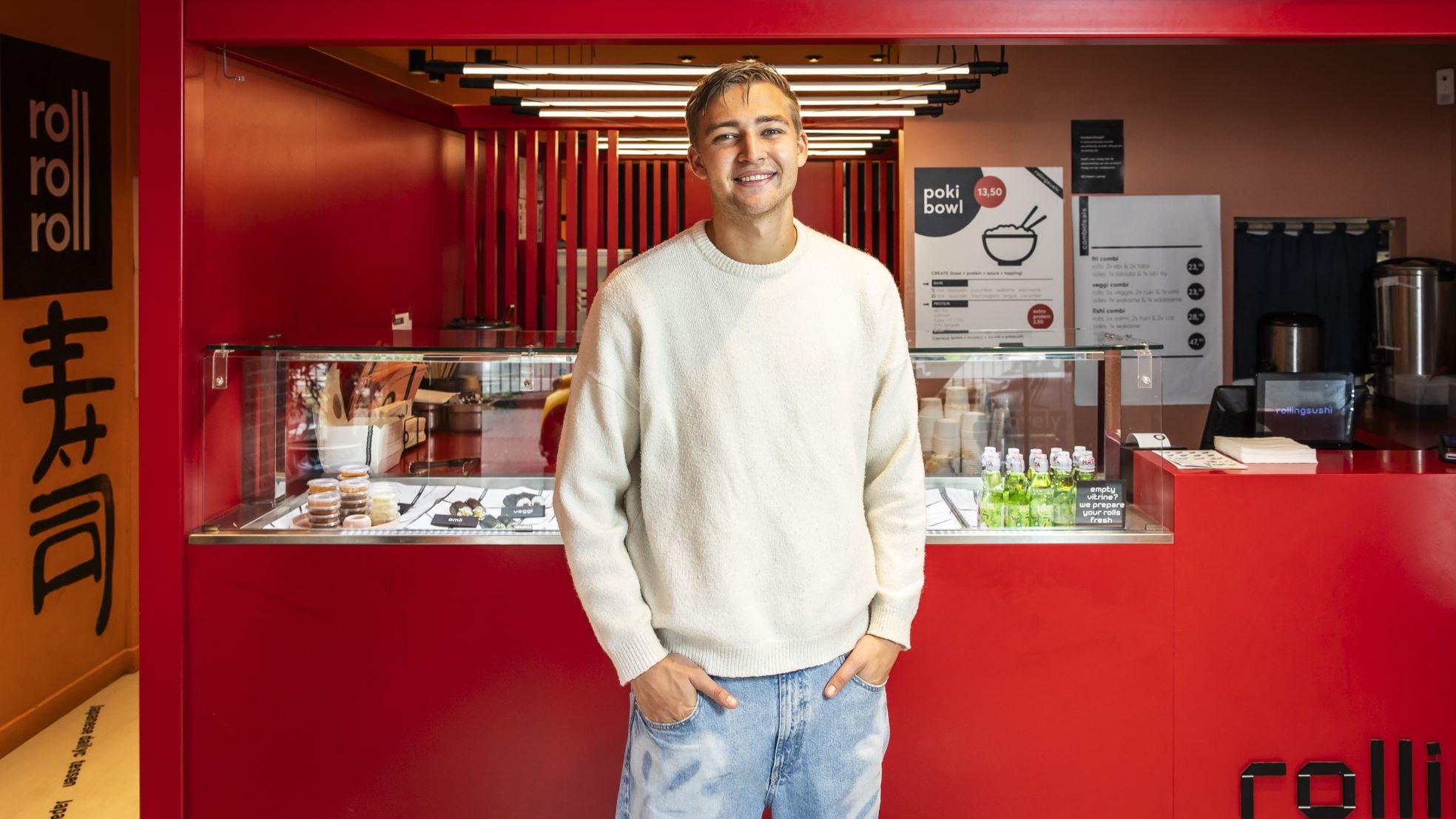 Lode van Hatum in zijn Rollingsushi-zaak in Amsterdam-Zuid. Foto: Dingena Mol