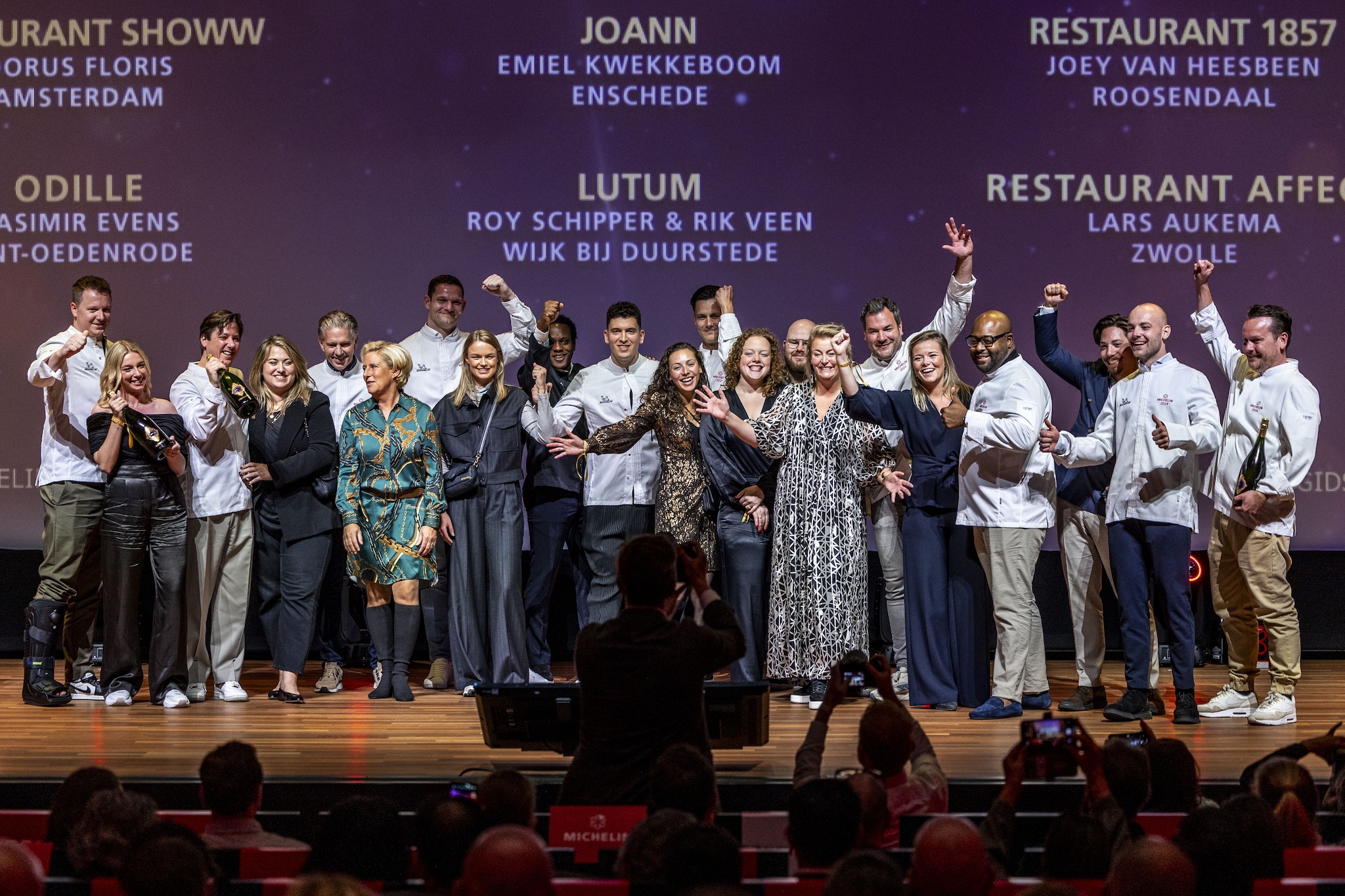 2024-10-07 12:11:26 MAASTRICHT - Alle restaurants bij elkaar die een Michelinster hebben gekregen tijdens de uitreiking van de Michelinsterren op de horecavakbeurs BBB. Ieder jaar worden de sterren uitgereikt aan restaurants die van de inspecteurs een hoge waardering hebben gekregen voor de gastronomische kwaliteit. ANP MARCEL VAN HOORN Alle restaurants bij elkaar die één Michelinster hebben gekregen tijdens de uitreiking van de Michelinsterren op de horecavakbeurs BBB. Foto: ANP.