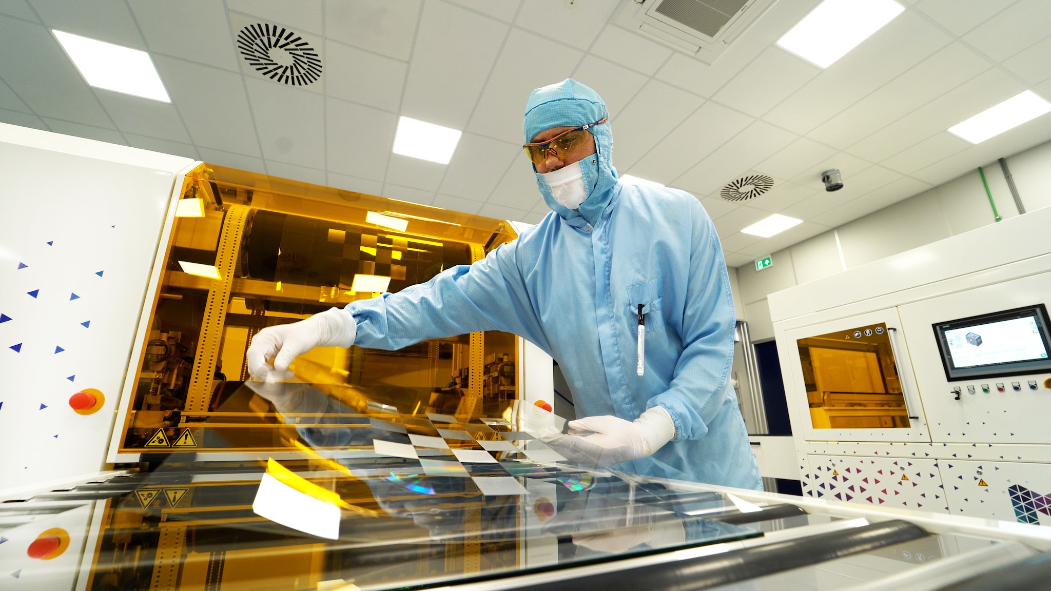 Tests in een cleanroom van Morphotonics met een dunne glasplaat met verschillende lens-structuren. Morphotonics