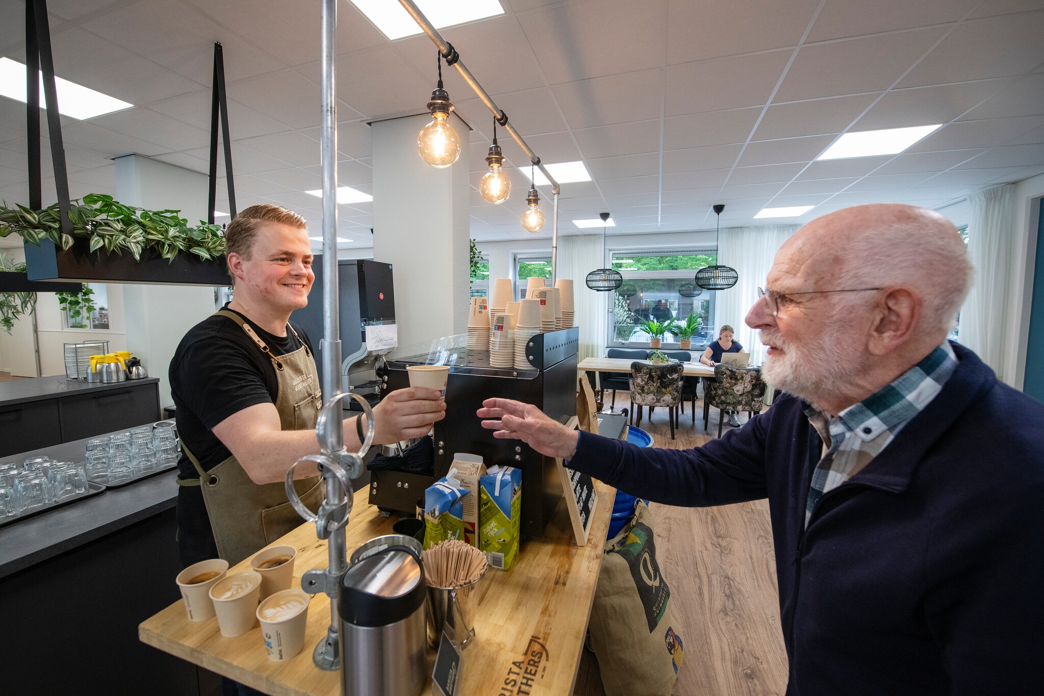 Frans van den Berg straalt terwijl hij koffie bereidt in Apeldoorn. Frans van den Berg straalt terwijl hij koffie bereidt in Apeldoorn. Foto: Maarten Sprangh/De Stentor.