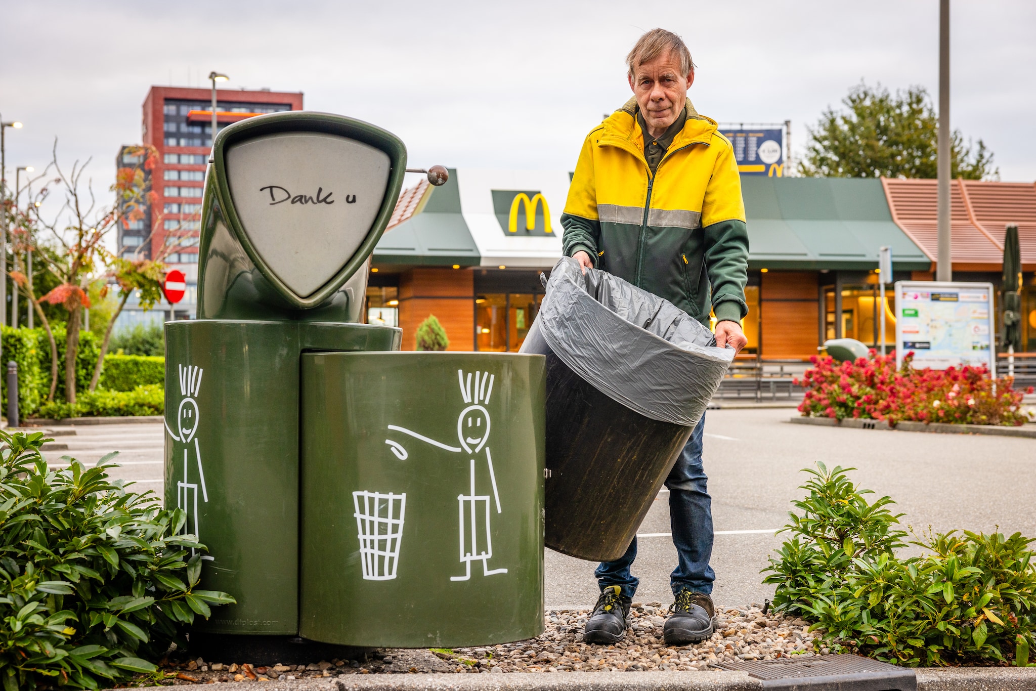 Pleun houdt de boel schoon rondom de Mc Donald's aan de Rijksstraatweg in Dordrecht FotO: Jeffrey Groeneweg