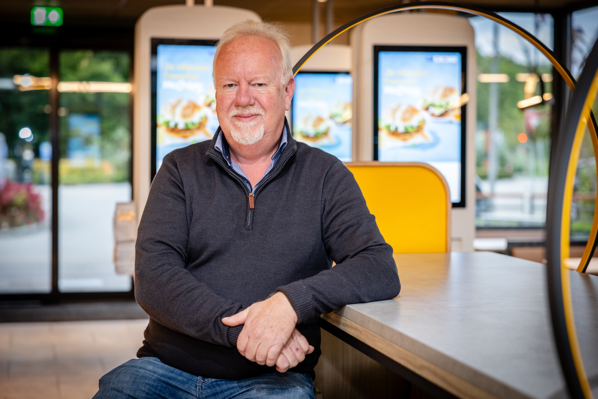 Marco Behm in de McDonald’s langs de A16 bij Dordrecht. Behm begeleidt voor vijf vestigingen in de regio medewerkers met zeer uiteenlopende achtergronden. Marco Behm in de McDonald’s langs de A16 bij Dordrecht. Behm begeleidt voor vijf vestigingen in de regio medewerkers met zeer uiteenlopende achtergronden. Foto: AD/Jeffrey Groeneweg.