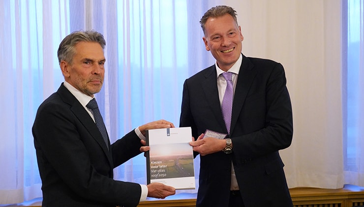 CPB-directeur Pieter Hasekamp (r) overhandigt visie op 2050 aan premier Schoof. Foto: CPB CPB-directeur Pieter Hasekamp (r) overhandigt visie op 2050 aan premier Schoof. Foto: CPB