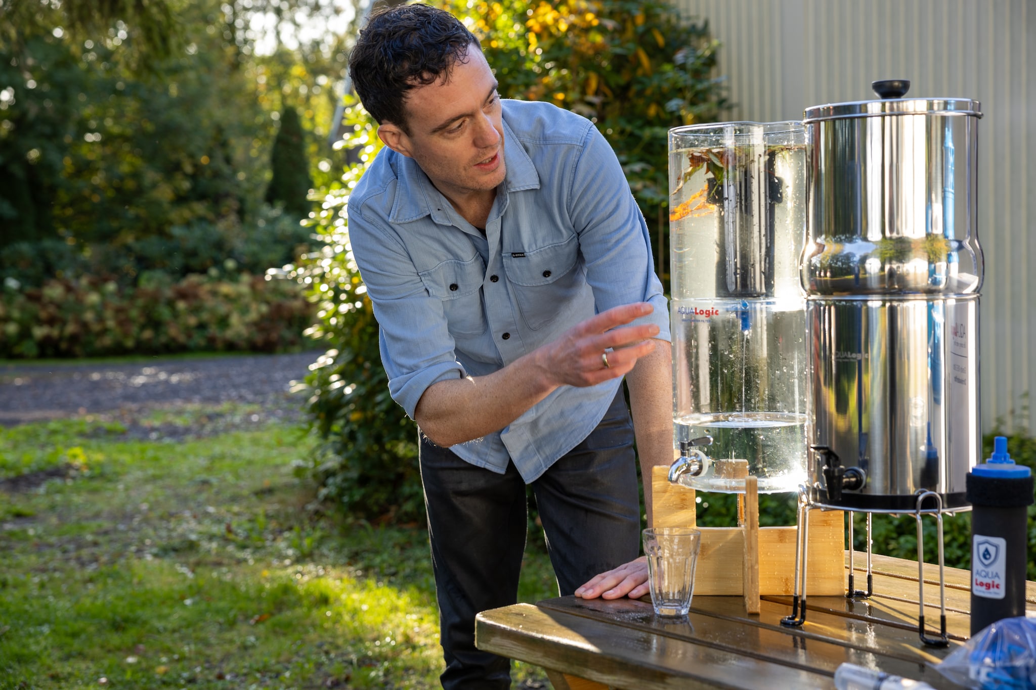 Ewout Plaizier verkocht veel meer waterfilters door poepbacterie in Apeldoorns water. Ewout Plaizier verkocht veel meer waterfilters door poepbacterie in Apeldoorns water. Foto: AD/Henri van der Beek.
