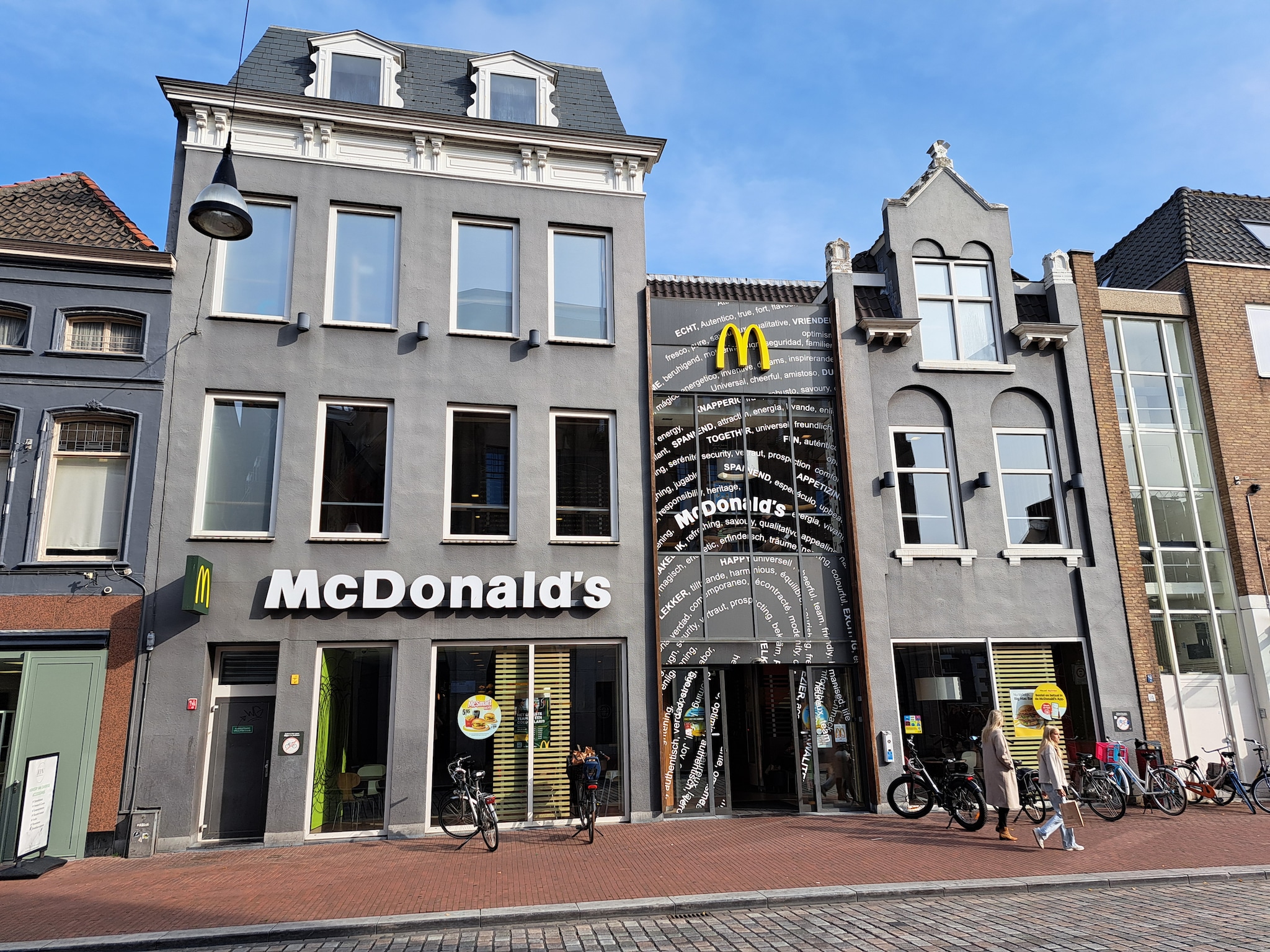 De McDonald's in het centrum van Dordrecht is de enige van de vijf vestigingen van franchisenemer Arlec Delgorge uit Papendrecht zonder McDrive. De hamburgerrestaurants zijn van ‘s ochtends vroeg tot ‘s avonds laat open en daarvoor is veel personeel nodig. De McDonald’s in het centrum van Dordrecht is de enige van de vijf vestigingen van franchisenemer Arlec Delgorge uit Papendrecht zonder McDrive. De hamburgerrestaurants zijn van ‘s ochtends vroeg tot ‘s avonds laat open en daarvoor is veel personeel nodig. Foto: AD