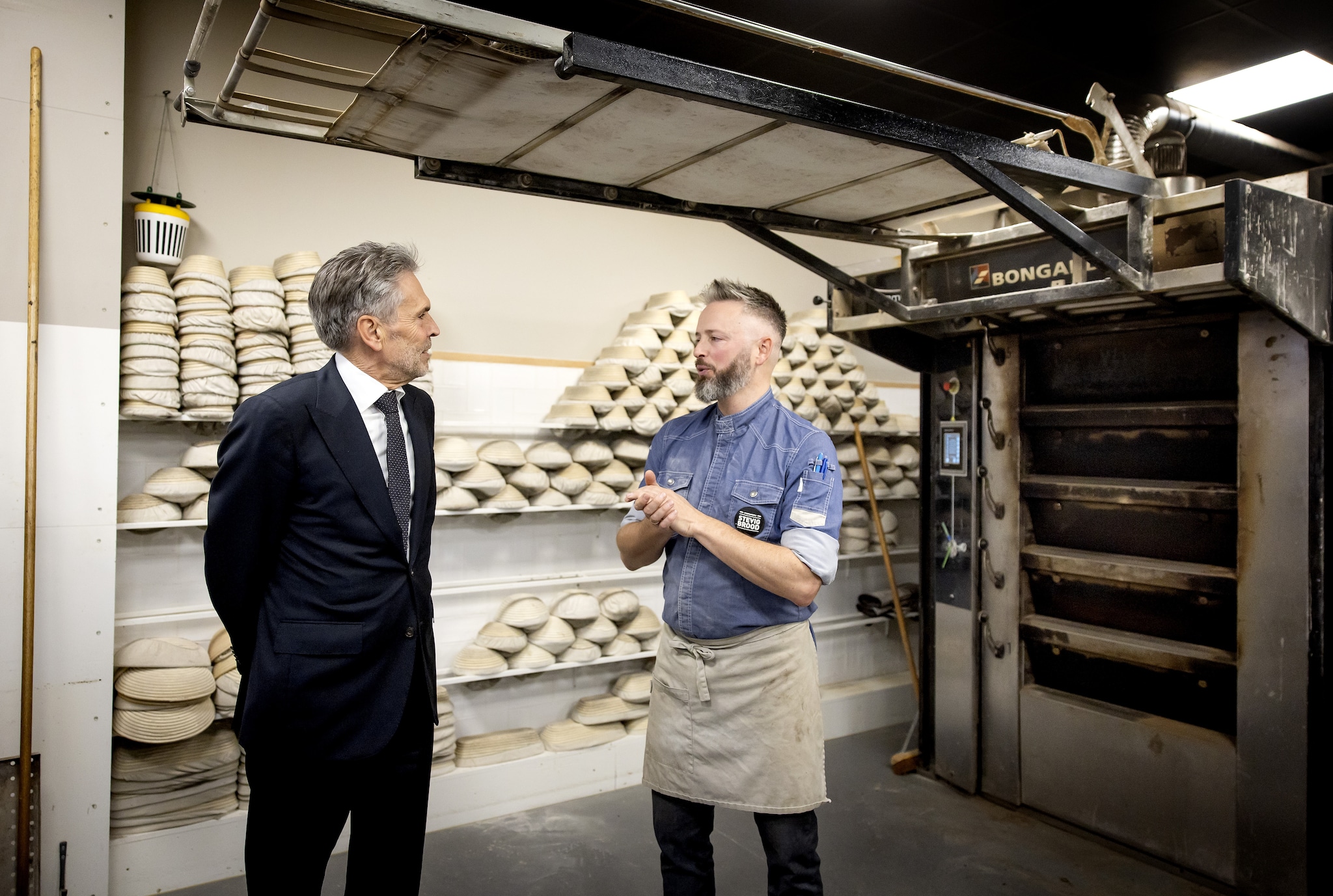 Dick Schoof in gesprek met Joost van Iersel in zijn bakkerij Stevig Brood. Dick Schoof in gesprek met Joost van Iersel in zijn bakkerij Stevig Brood. Foto: ANP