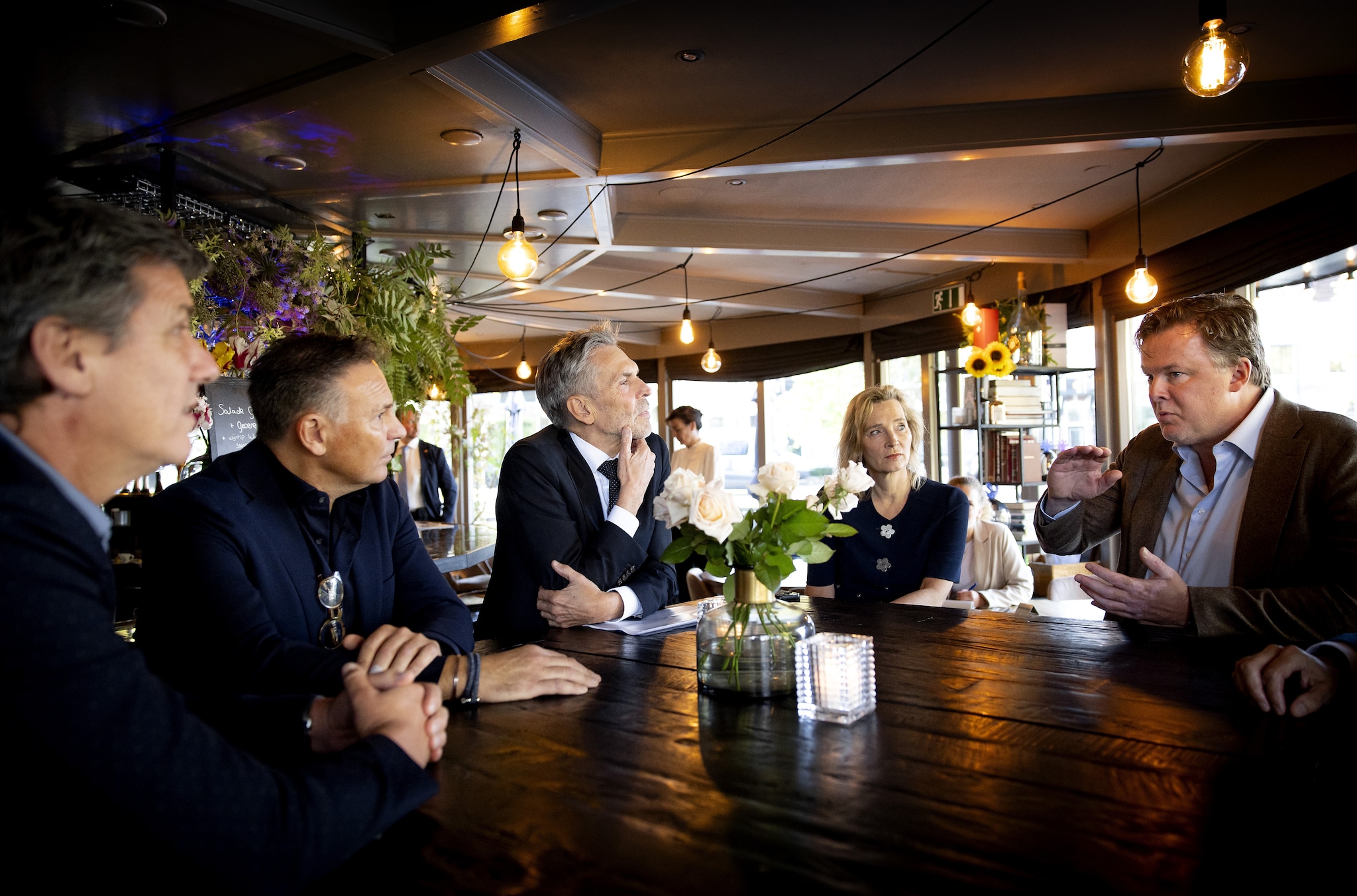 Dick Schoof luistert in restaurant Loef en Lij aandachtig naar de verhalen van ondernemer Pike Uittenbogaard. Dick Schoof luistert in restaurant Loef en Lij aandachtig naar de verhalen van ondernemer Pike Uittenbogaard. Foto: ANP