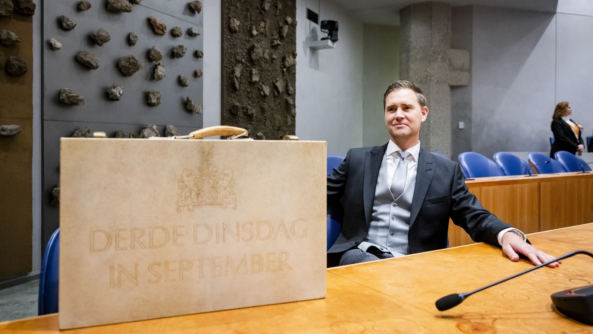 Minister Eelco Heinen (VVD, Financien) presenteert het koffertje met de miljoenennota en rijksbegroting aan de pers op Prinsjesdag in de Tweede Kamer. Minister Eelco Heinen (VVD, Financien) presenteert het koffertje met de miljoenennota en rijksbegroting aan de pers op Prinsjesdag in de Tweede Kamer. Foto: ANP