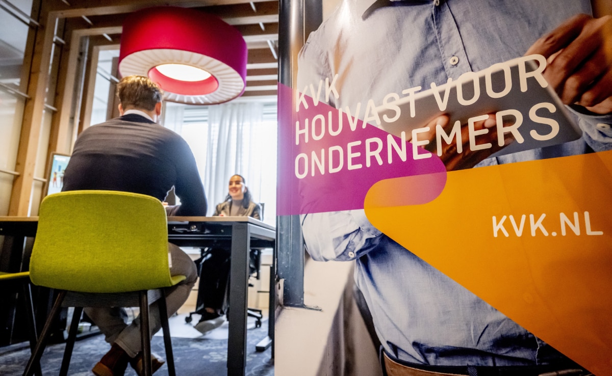 Een starter schrijft zich in bij de KVK Een starter schrijft zich in bij de KVK Foto: ANP