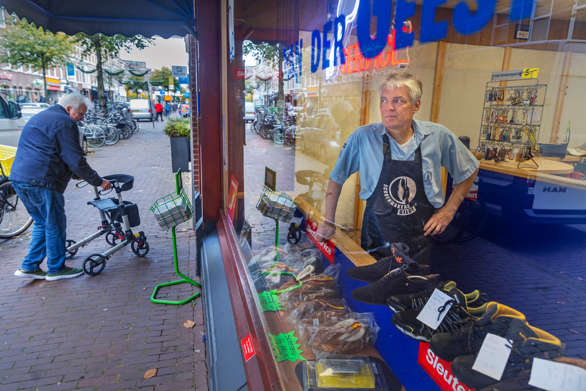 Schoenmaker Ruud van der Geest in de Weimarstraat. Ruud stopt met schoenenherstel vanwege de opkomst van goedkoop schoeisel. Schoenmaker Ruud van der Geest. Hij stopt met schoenenherstel vanwege de opkomst van goedkoop schoeisel. Foto: Frank Jansen