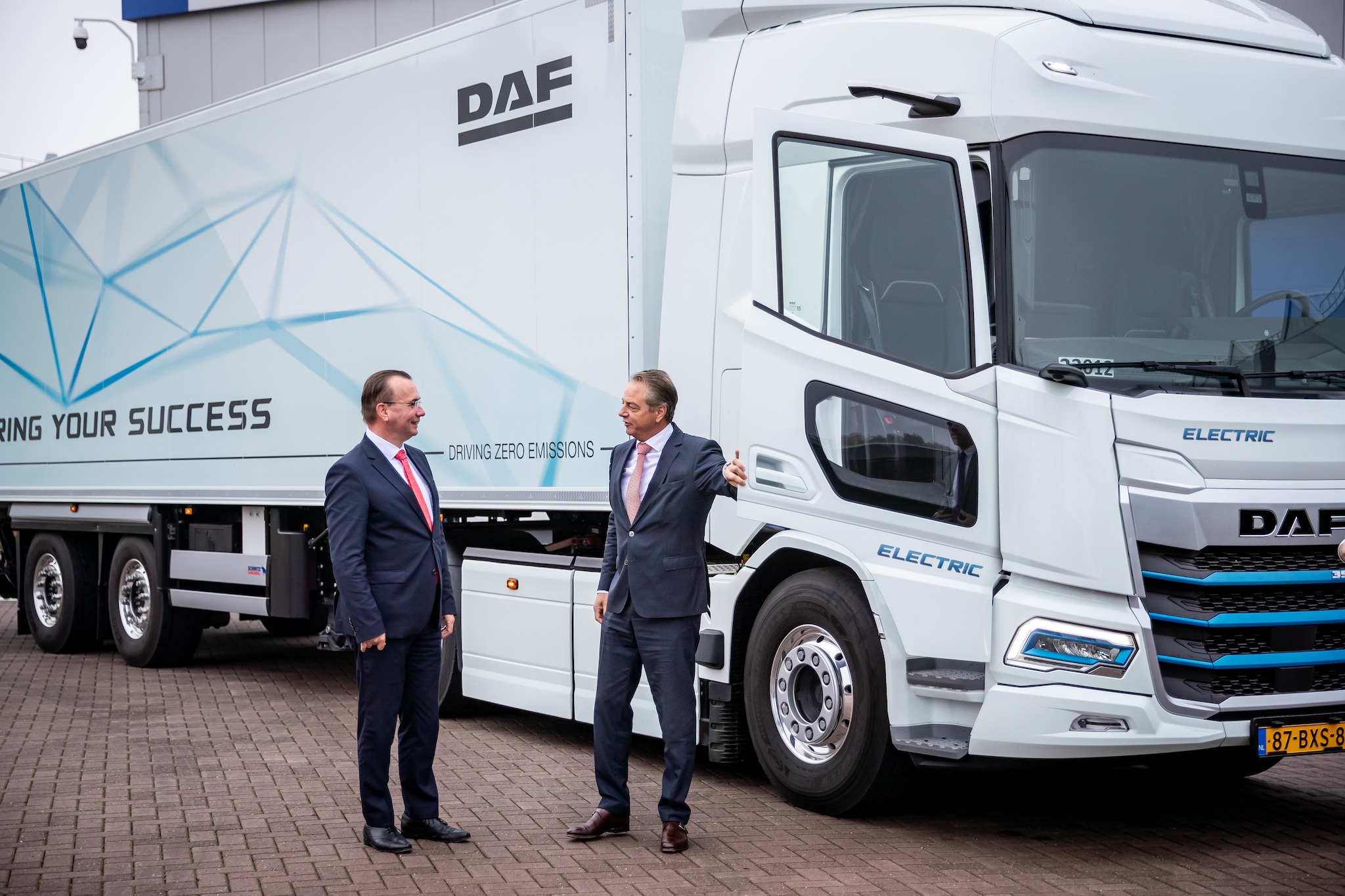 Minister Barry Madlener mocht tijdens zijn bezoek aan DAF eerst een stuk meerijden in een elektrische truck. Daarna werd hij door DAF-topman Harald Seidel ontvangen door een rondleiding in de fabriek waar elektrisch trucks worden afgemonteerd. Minister Barry Madlener mocht tijdens zijn bezoek aan DAF eerst een stuk meerijden in een elektrische truck. Daarna werd hij door DAF-topman Harald Seidel ontvangen door een rondleiding in de fabriek waar elektrisch trucks worden afgemonteerd.  Foto: Charlotte Verhagen / DCI Media