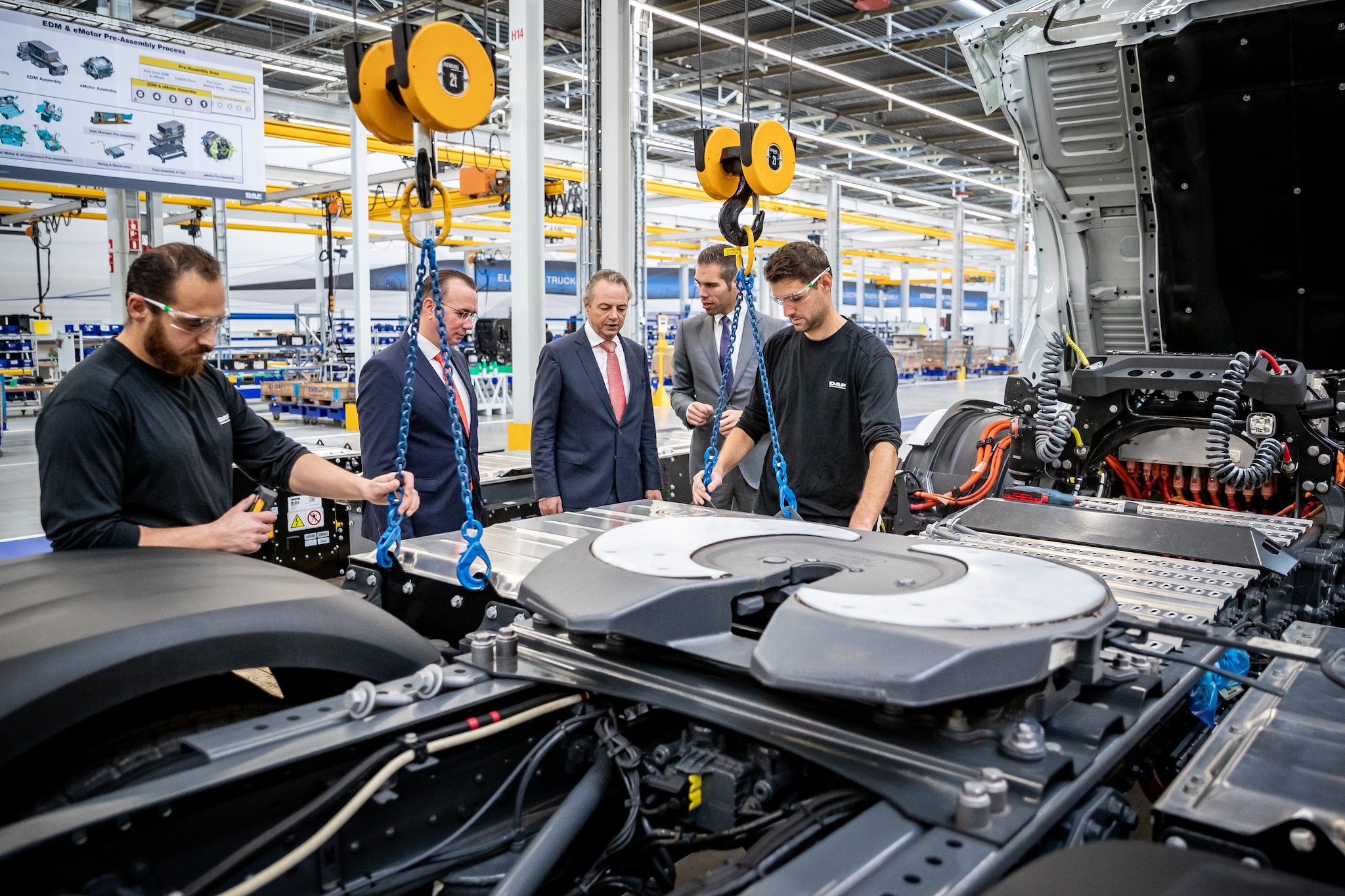 Tijdens de rondleiding krijgt minister Madlener ook te zien hoe monteurs een batterij plaatsen op een elektrische truck. Tijdens de rondleiding krijgt minister Madlener ook te zien hoe monteurs een batterij plaatsen op een elektrische truck. Foto: ED/Charlotte Verhagen/DCI Media.