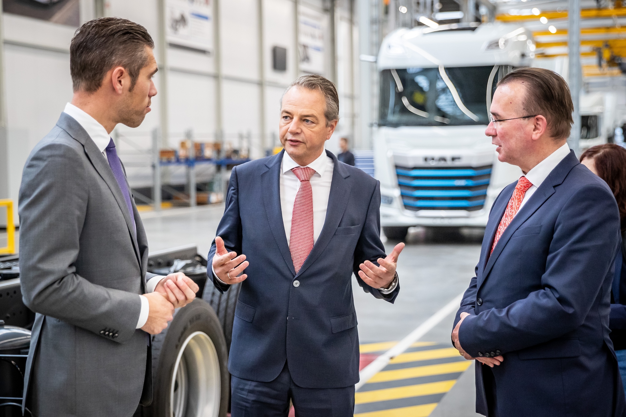 Minister Barry Madlener (midden) krijgt een rondleiding van Jeroen van de Oetelaar (links) en Harald Seidel van DAF bij de lijn waar DAF elektrische trucks maakt. Minister Barry Madlener (midden) krijgt een rondleiding van Jeroen van de Oetelaar (links) en Harald Seidel van DAF bij de lijn waar DAF elektrische trucks maakt. Foto; ED/Charlotte Verhagen/ DCI Media.