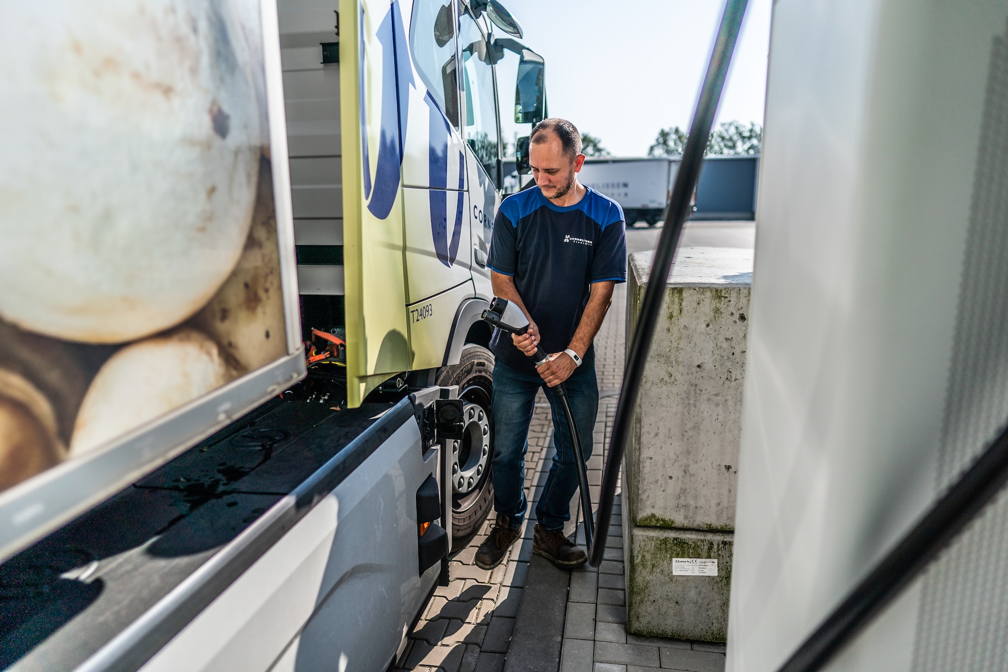 Een chauffeur laadt zijn elektrische truck op.