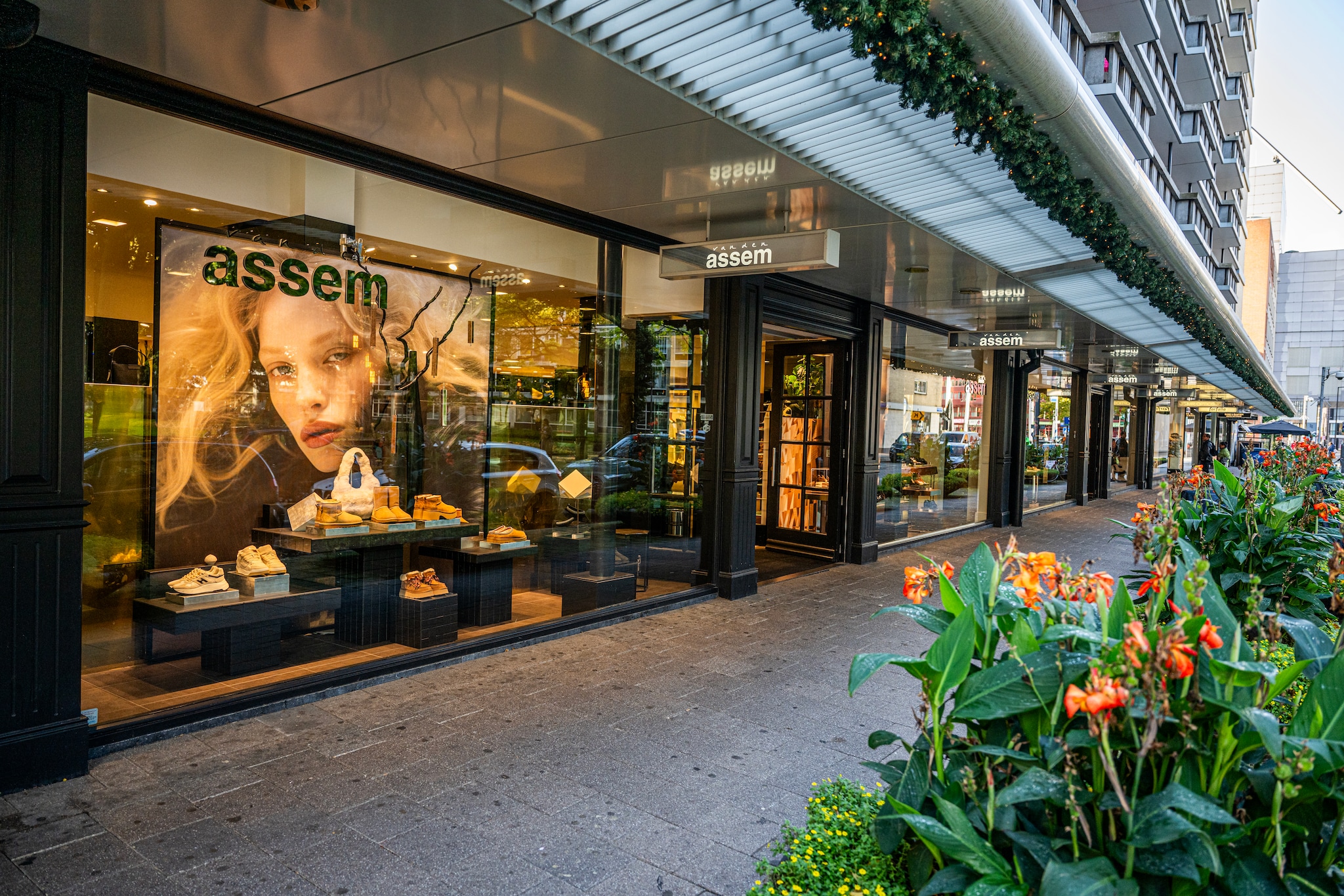 De schoenenwinkels, voor dames en heren, in de Aert van Nesstraat in Rotterdam. De schoenenwinkels, voor dames en heren, in de Aert van Nesstraat in Rotterdam. Foto: Frank de Roo