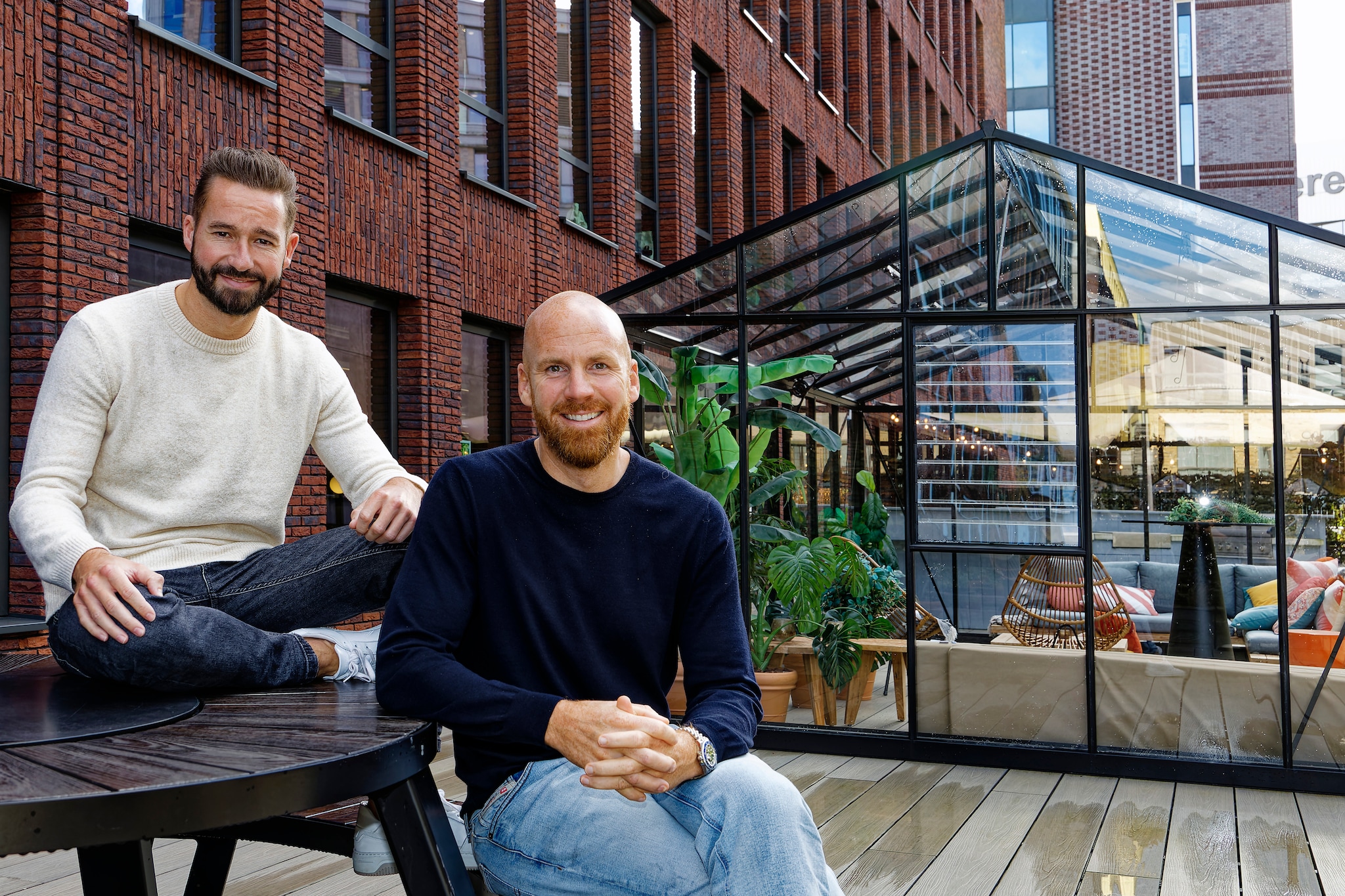 Rens van den Berg (rechts) en Bart Oosterholt, de oprichters van Social Deal, op het dakterras van het hoofdkantoor in Den Bosch. Rens van den Berg (rechts) en Bart Oosterholt, de oprichters van Social Deal, op het dakterras van het hoofdkantoor in Den Bosch. Foto: Jan Zandee