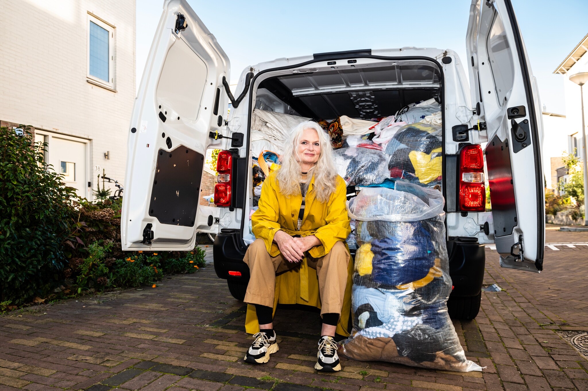 Marktkoopvrouw Alexandra Blok bij haar elektrisch bus. Marktkoopvrouw Alexandra Blok bij haar elektrisch bus. Foto: Merel Klijzing