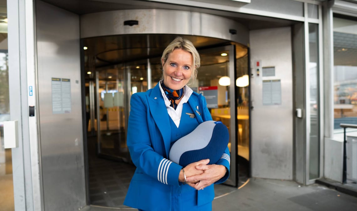 KLM-medewerker met Somnox slaaprobot KLM-medewerker met Somnox slaaprobot Foto: Somnox
