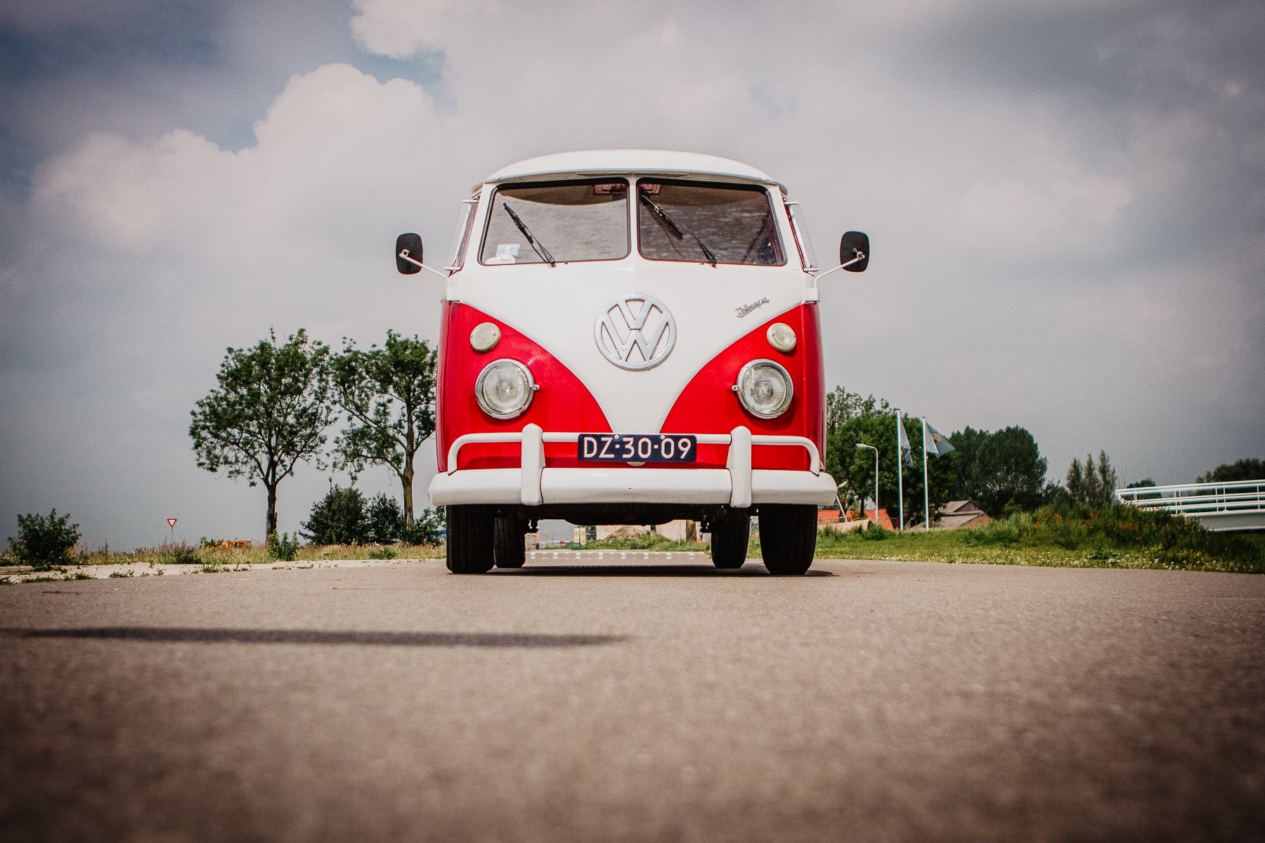 Een oldtimer VW-busje van We Love Oldtimers. We Love Oldtimers