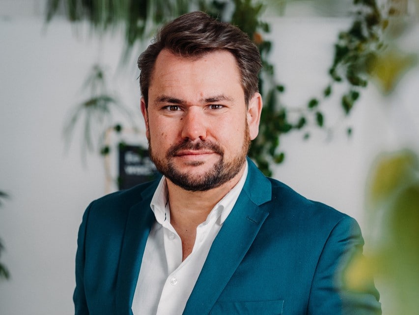 Julian Wassenaar: ,,Ik maak bewust foto's en filmpjes van de week, en die post ik op LinkedIn en Instagram." Julian Wassenaar: ,,Ik maak bewust foto’s en filmpjes van de week, en die post ik op LinkedIn en Instagram.” Foto: Julian Wassenaar