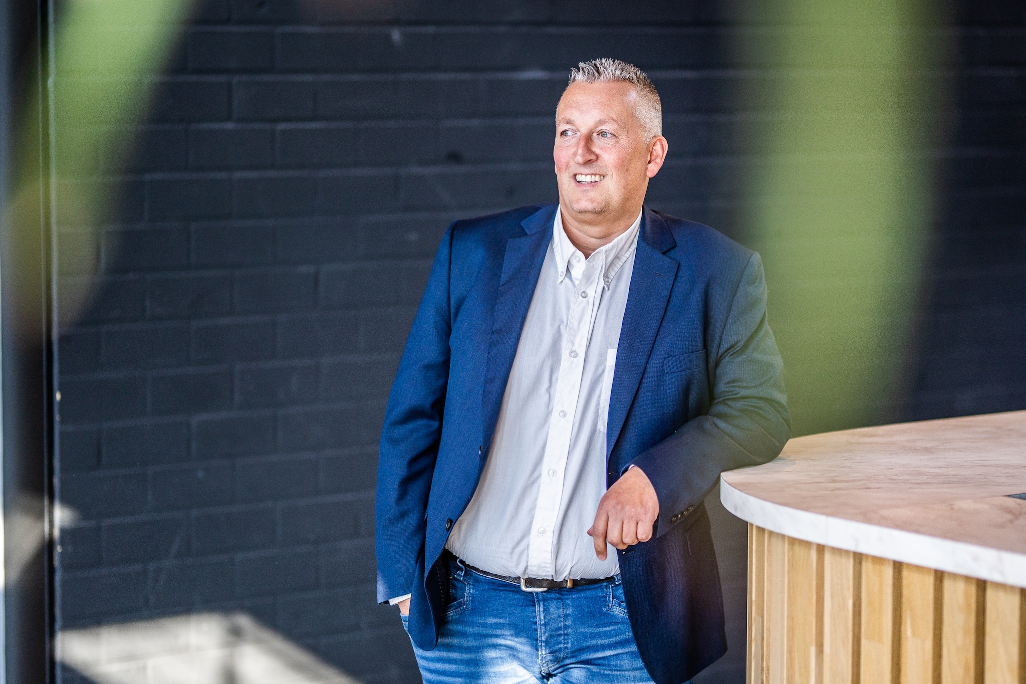 Boris Wielinga, directeur van Over Rood, vertelt zijn eigen verhaal. ,,Ik kwam in een negatieve spiraal terecht. Wist niet meer wat te doen. Ik was kapot. Ik kon niet meer. Wilde alleen nog maar slapen.” Rolf Hensel | Boris Wielinga, directeur van Over Rood, vertelt zijn eigen verhaal.