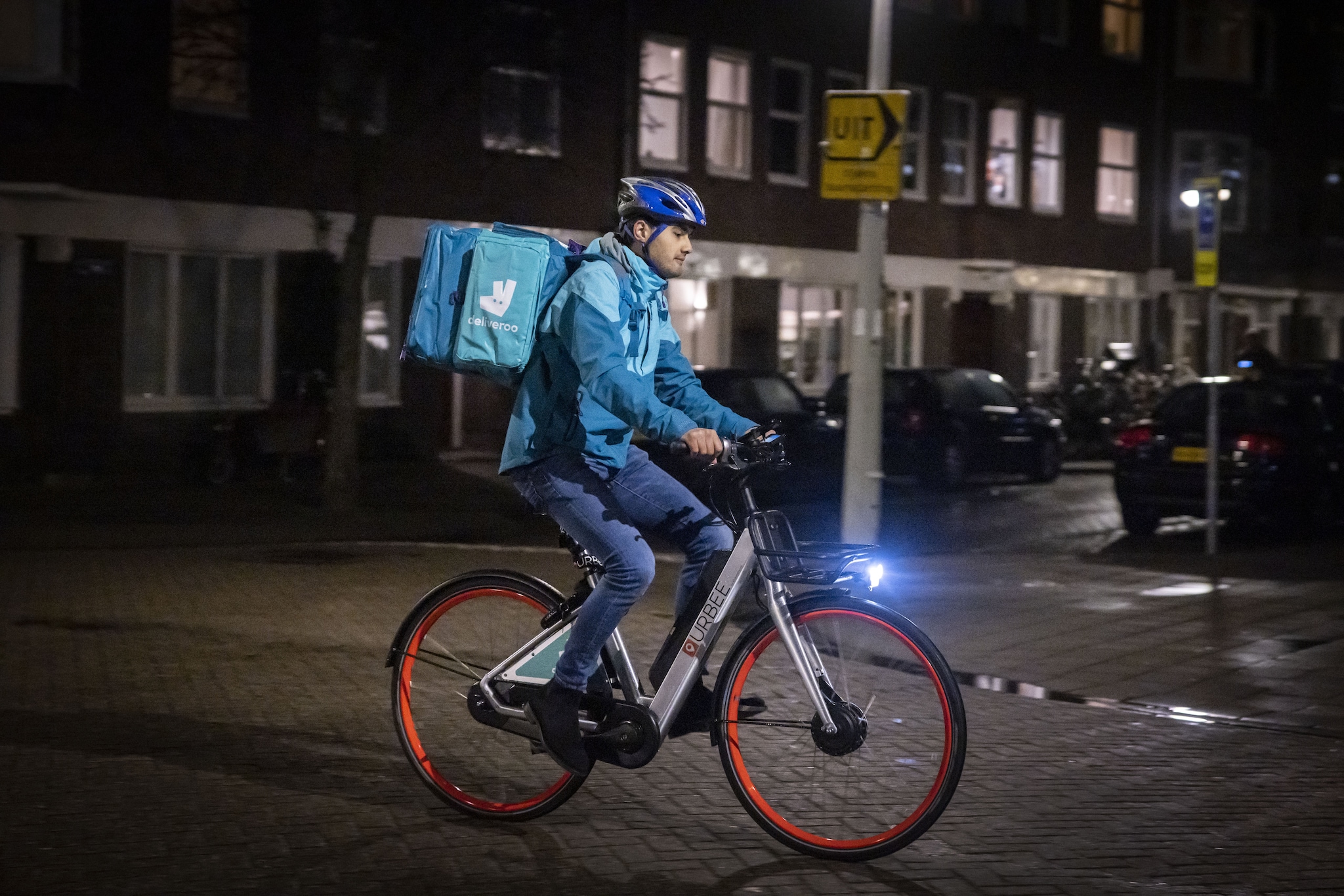 Maaltijdbezorgers van Deliveroo waren geen zzp’ers en hoorden in loondienst te zijn. Dat heeft de Hoge Raad geoordeeld in 2023. Maaltijdbezorgers van Deliveroo waren geen zzp’ers en hoorden in loondienst te zijn. Dat heeft de Hoge Raad geoordeeld in 2023. Foto: ANP/Ramon van Flymen