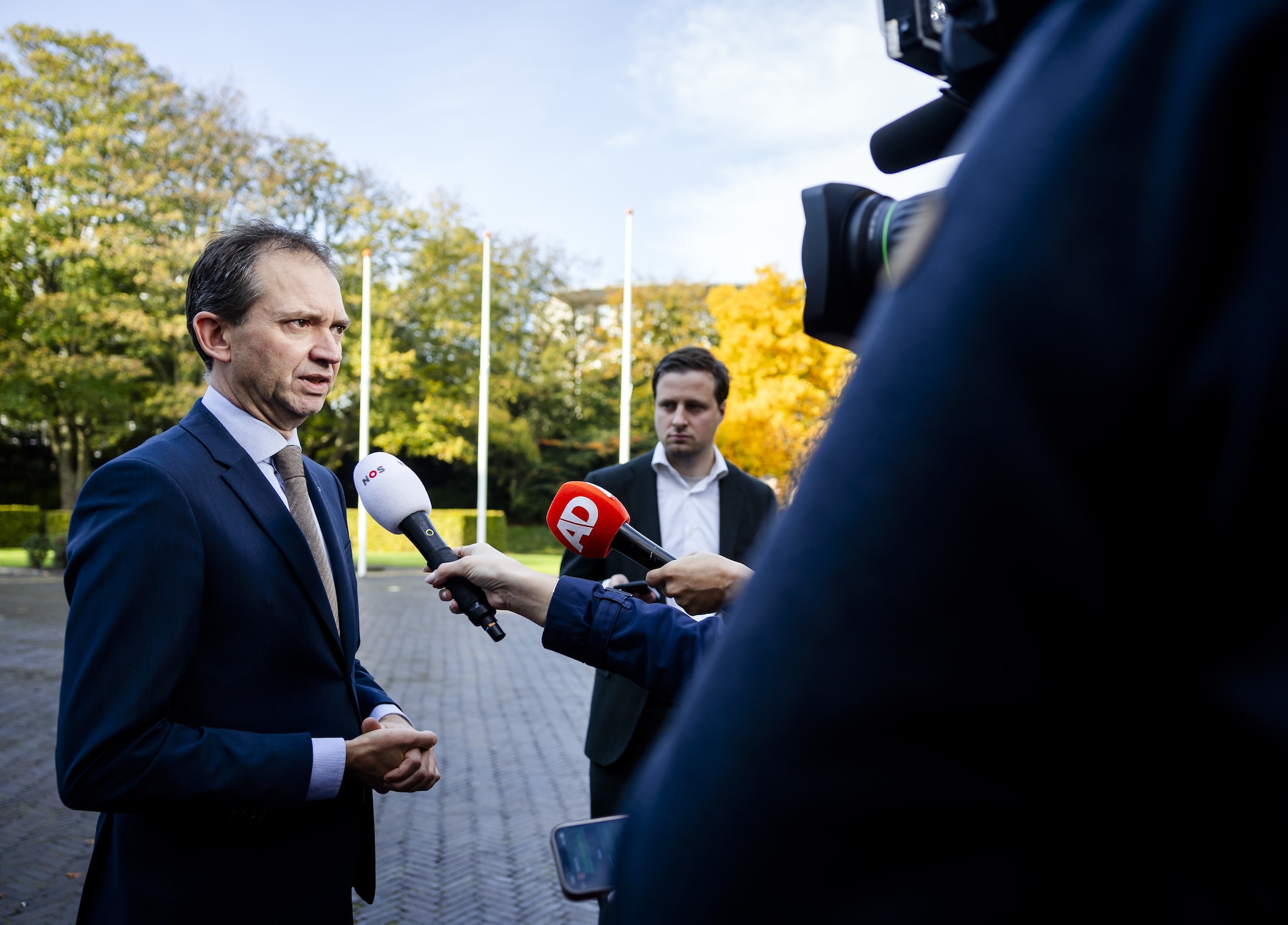 2024-10-25 12:52:37 DEN HAAG - Eddy van Hijum, minister van Sociale Zaken en Werkgelegenheid, staat de pers te woord bij het Catshuis na afloop van de ministerraad. De ministersploeg komt wekelijks bijeen in het Catshuis. ANP SEM VAN DER WAL Eddy van Hijum, NSC-minister van Sociale Zaken en Werkgelegenheid. Foto: ANP