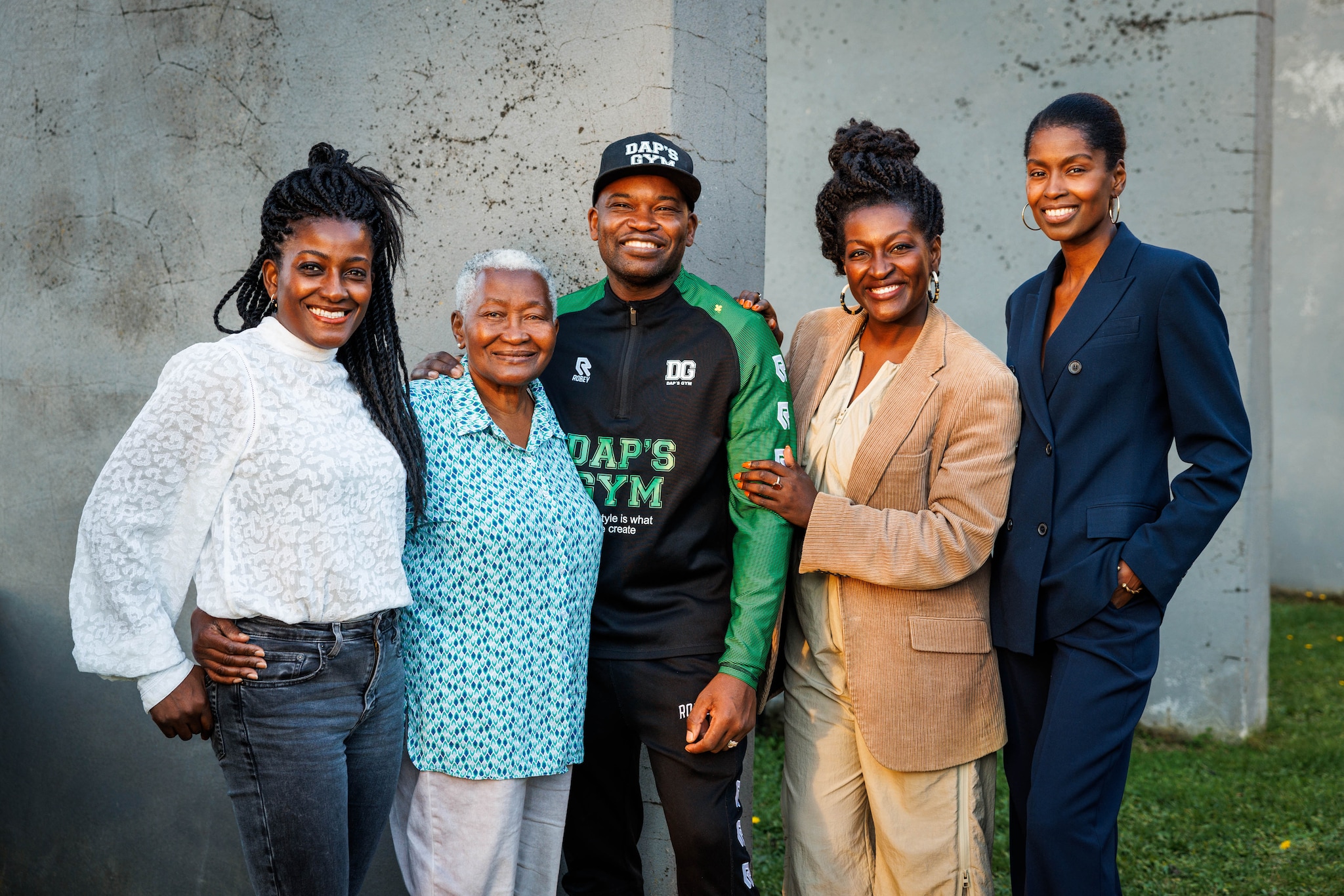V.l.n.r. Fabiola, Anwar, Shirley en Anouschka, vier van de zeven telgen uit de familie Dap met hun moeder Maria (tweede van links). V.l.n.r. Fabiola, Anwar, Shirley en Anouschka, vier van de zeven telgen uit de familie Dap met hun moeder Maria (tweede van links). Foto: Jules van Iperen/Pix4Profs