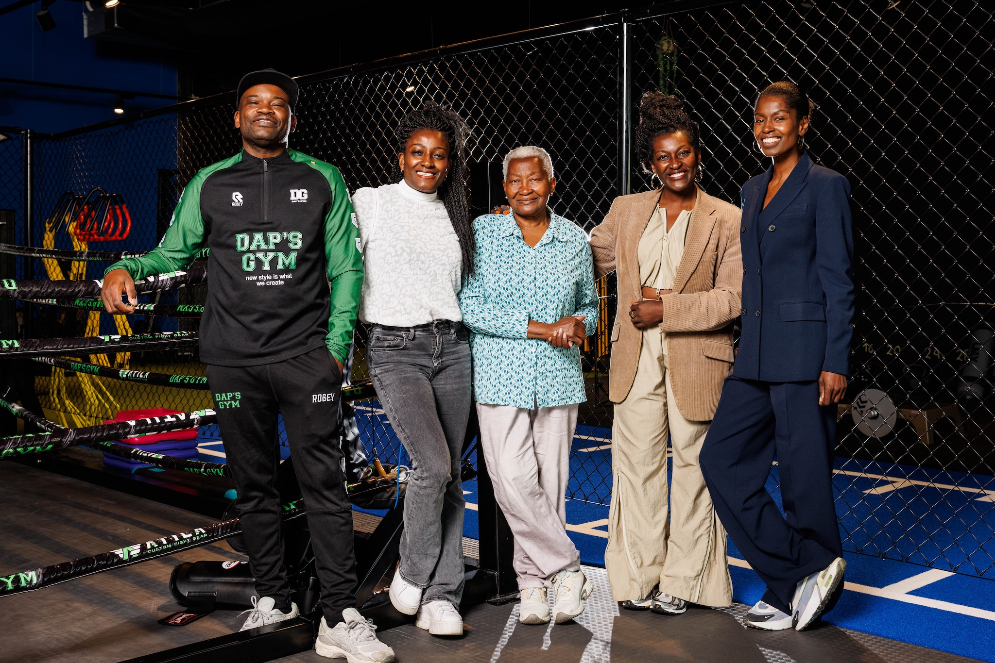 Anwar, Fabiola, Maria, Shirley en Anoushka in kickboksschool Dap's Gym. Jules van Iperen/Pix4Profs