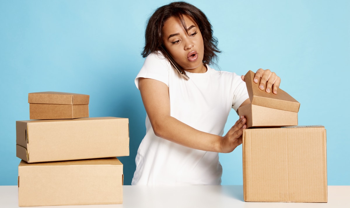 vrouw pakt dozen in van webshop Shutterstock