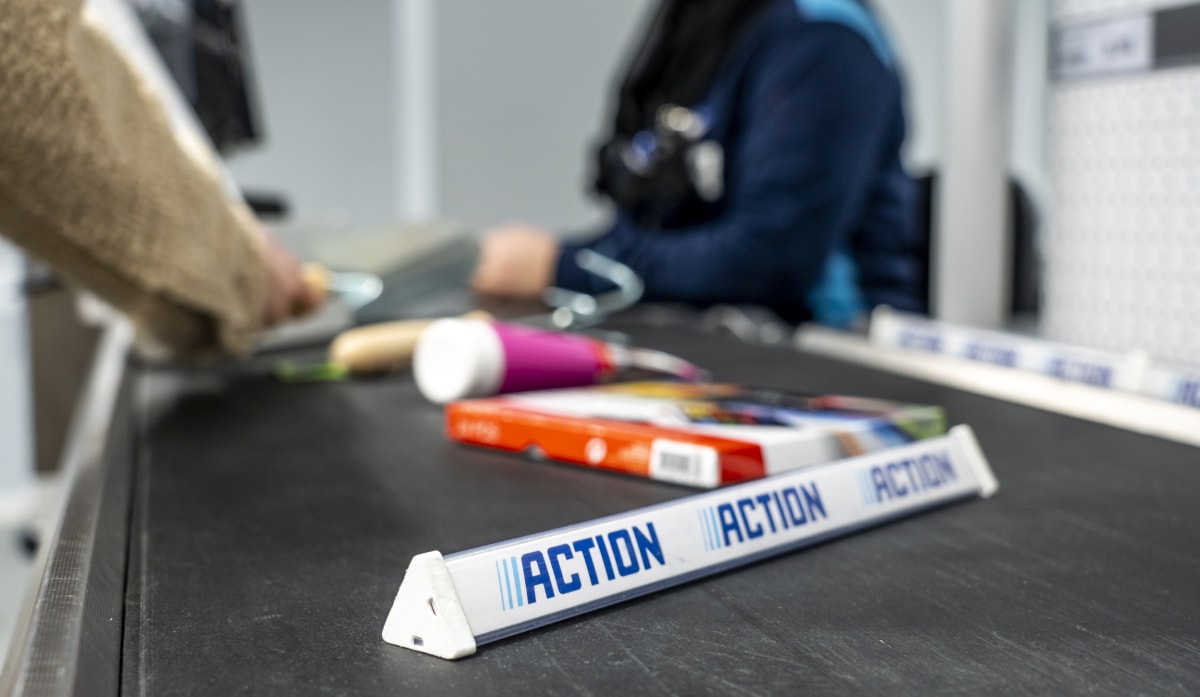Een medewerker in een filiaal van winkelketen Action. ANP