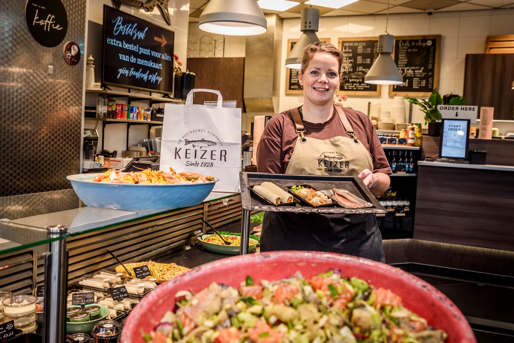 Susan Keizer van Vishandel Keizer voorkomt met actiepakketten dat eten in de afvalbak belandt. Susan Keizer van Vishandel Keizer voorkomt met actiepakketten dat eten in de afvalbak belandt. Foto: Charissa van Willigen