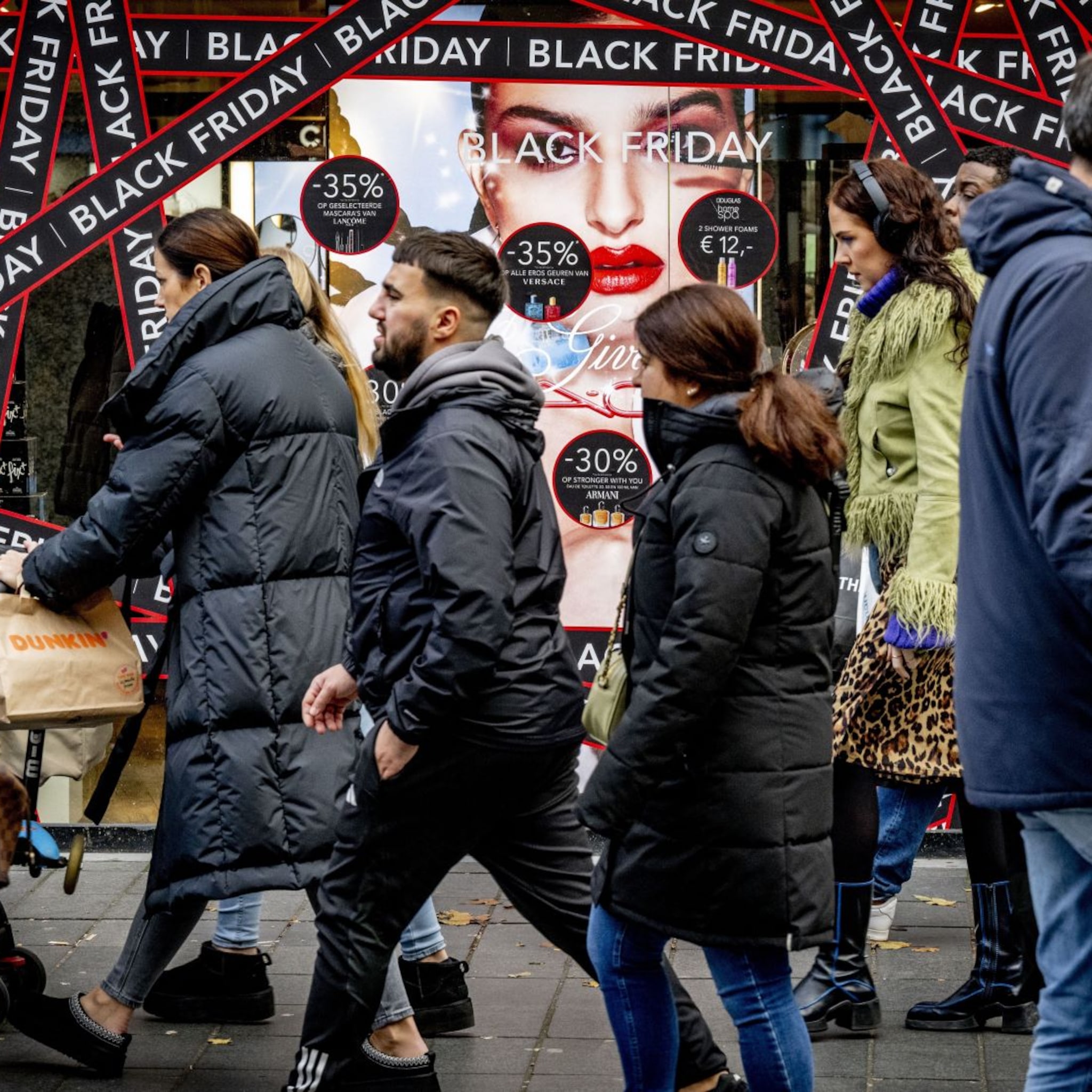 black friday mediamarkt rellen sales drukte winkelstraat