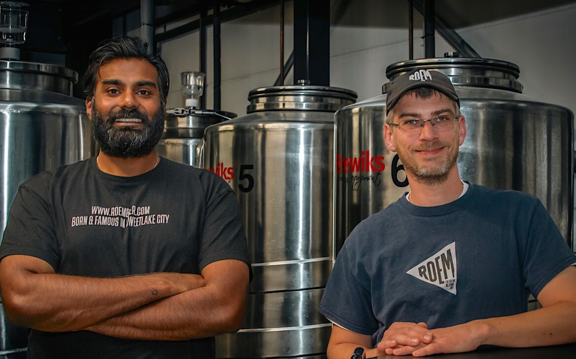 Loek Eerhart (r) en Viresh Bachoe, eigenaren van De Zoetermeerse Brouwerij. De Zoetermeerse Brouwerij | Oprichters en eigenaren Loek Eerhart (r) en Viresh Bachoe