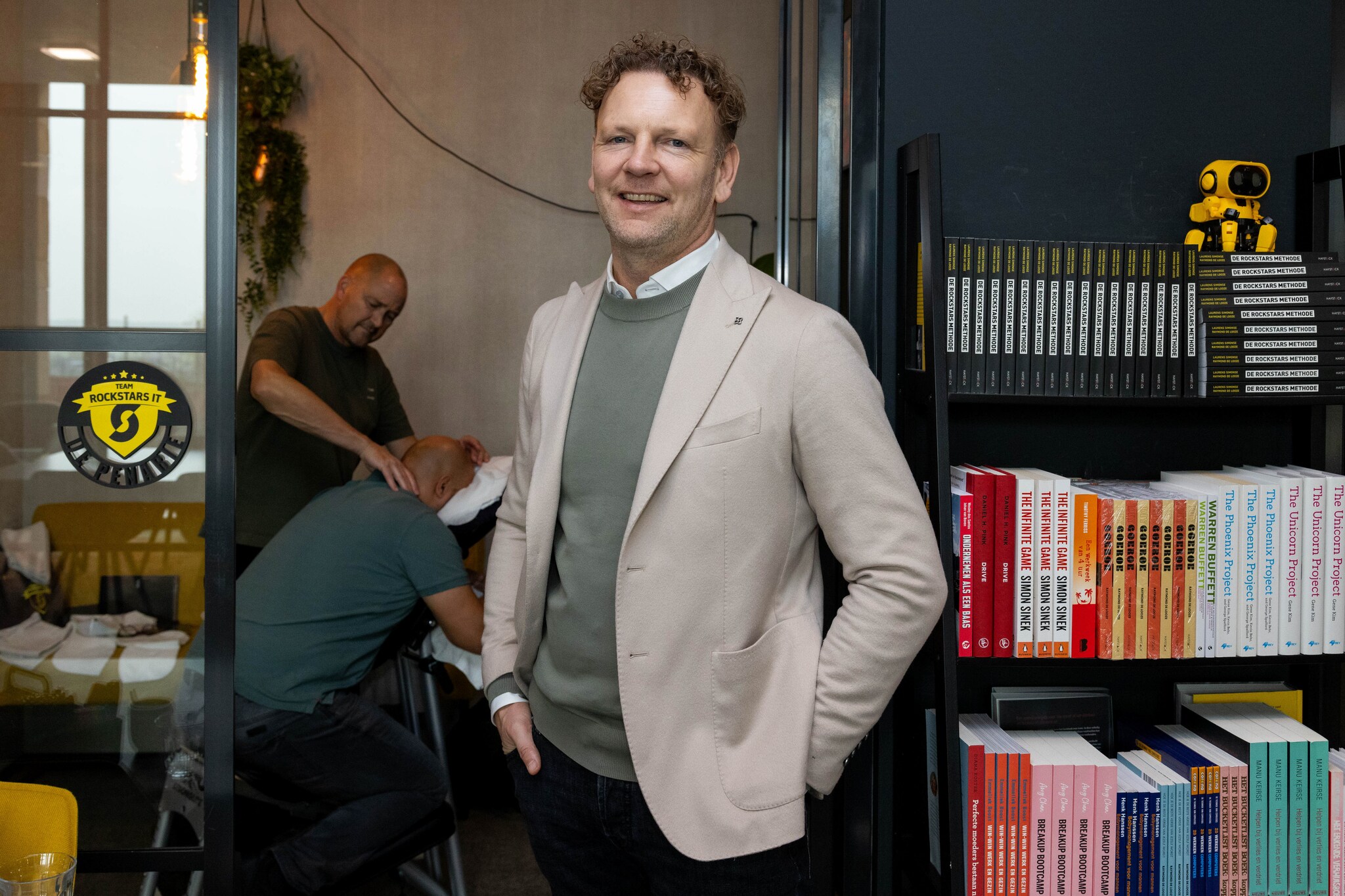 Binnen het bedrijf van Laurens Simonse is voor medewerkers ook ruimte voor een massage (links). Binnen het bedrijf van Laurens Simonse is voor medewerkers ook ruimte voor een massage (links). Foto: Roel van der Aa
