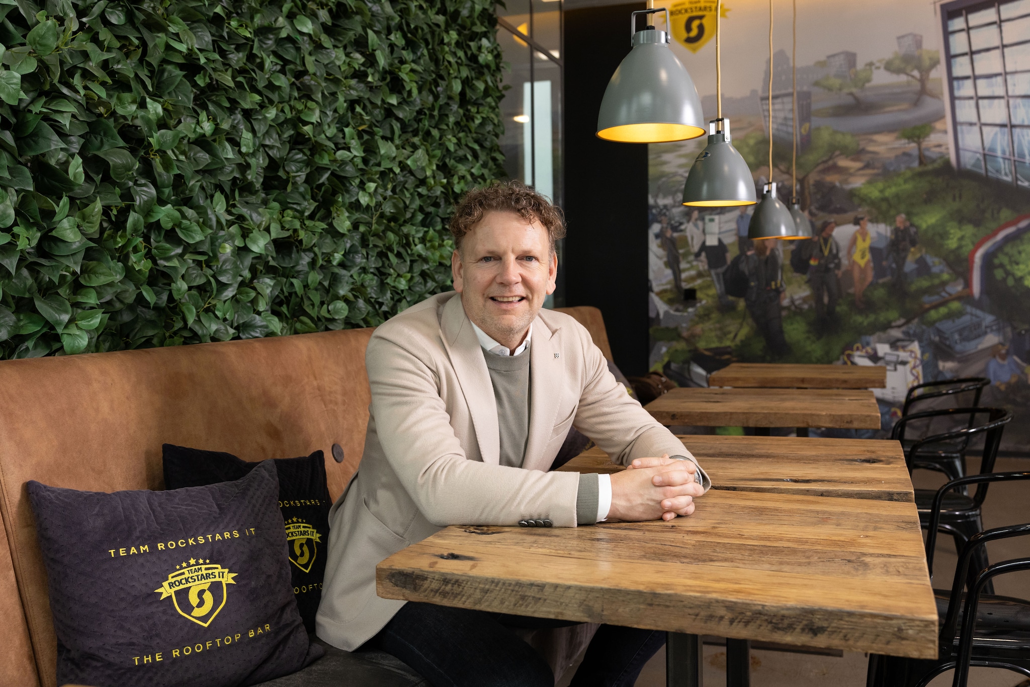 Laurens Simonse in de rooftopbar van Team Rockstars IT: ,,Open is één van onze kernwaarden. De andere zijn hartelijk, energiek, rebels en ambitie.” Laurens Simonse in de rooftopbar van Team Rockstars IT: ,,Open is één van onze kernwaarden. De andere zijn hartelijk, energiek, rebels en ambitie.” Foto: Roel van der Aa