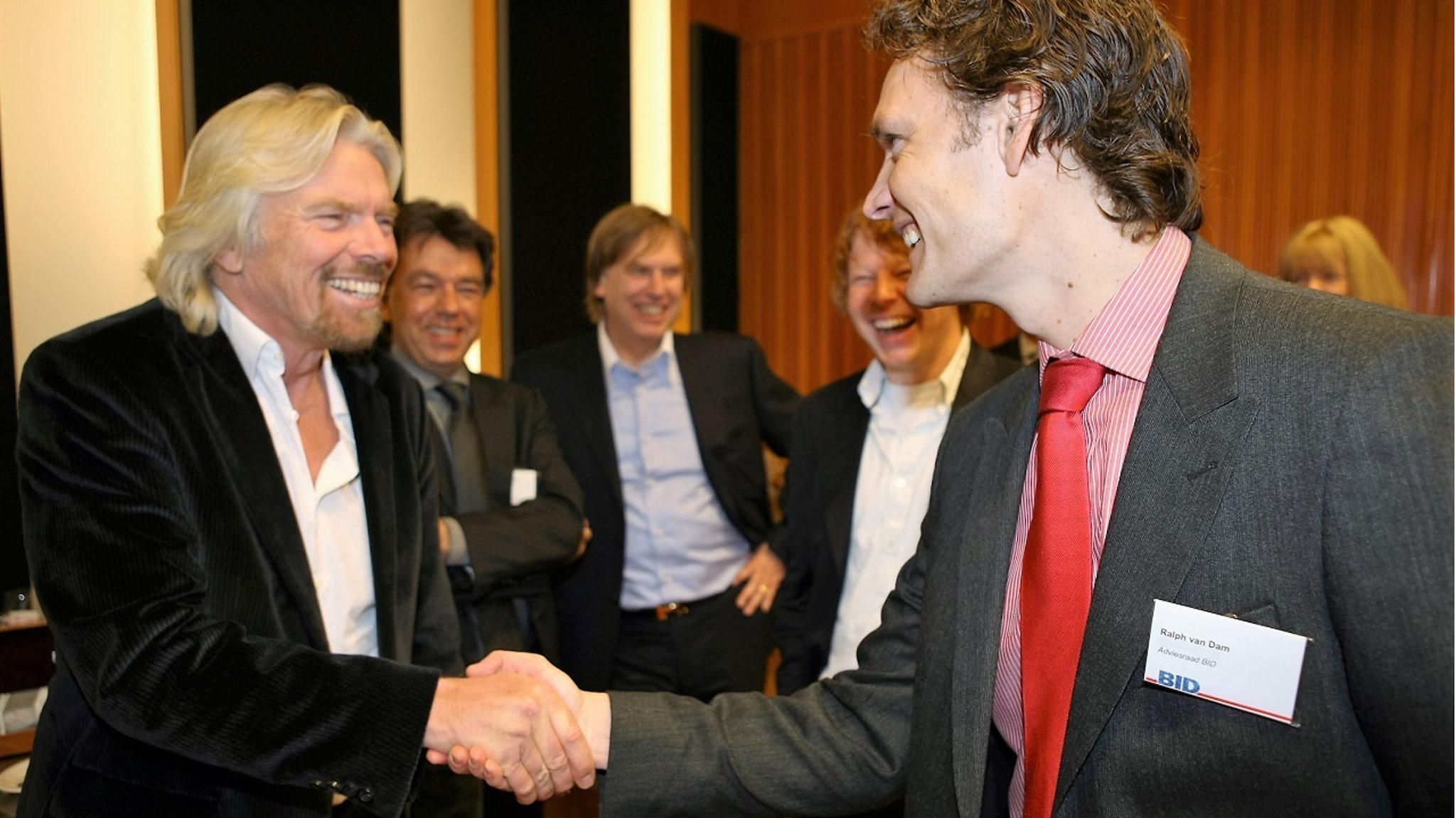 Ralph van Dam (rechts) ontmoet Richard Branson. De  Big Improvement Day 2009 met een aantal bekende ondernemers, waaronder Richard Branson (Virgin), Henk Keilman (Holland Trust) en Yves Gyrath (Miljonair Fair). Rechts Ralph van Dam (privefoto).