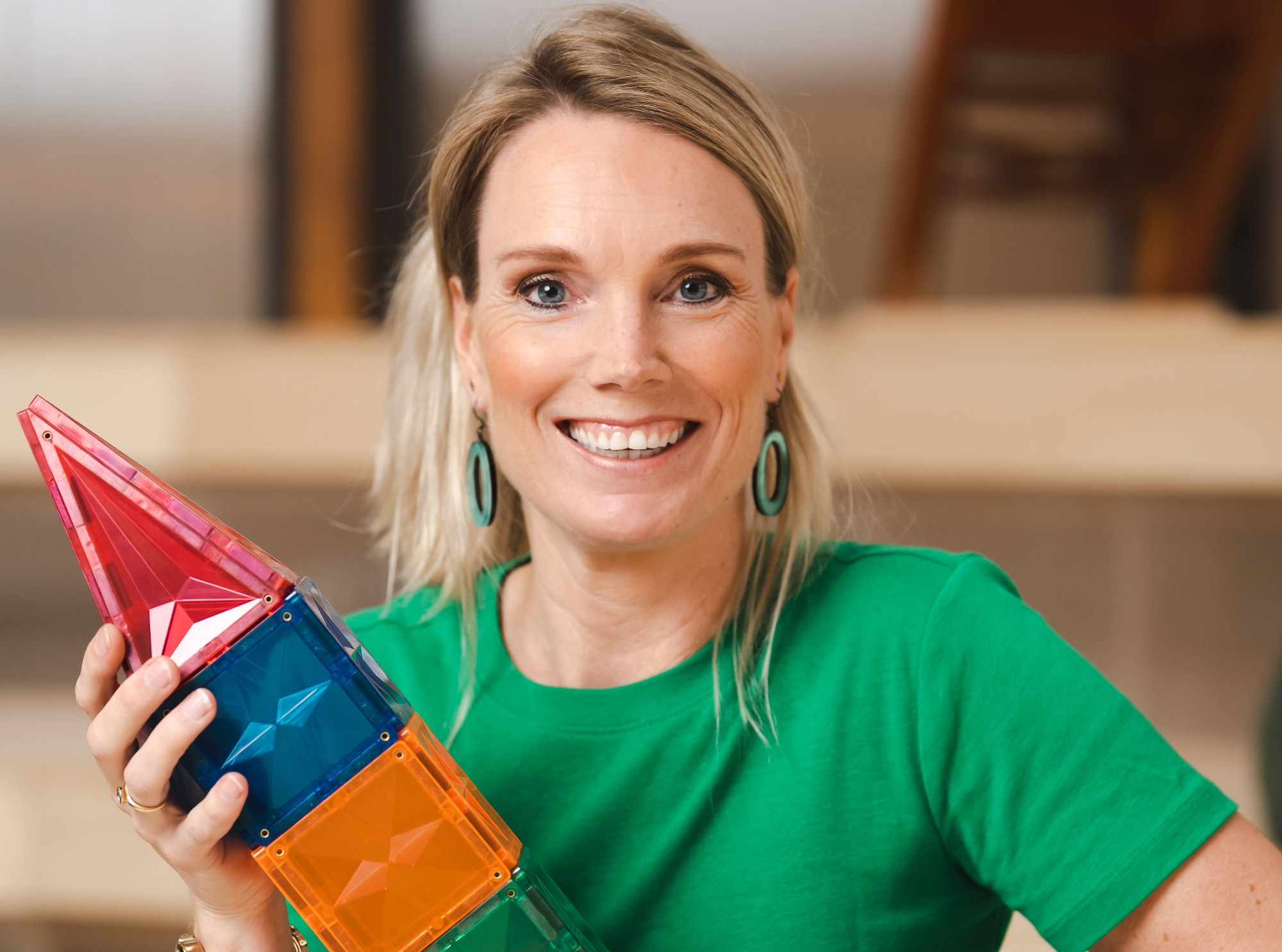 Elzemiek van Berkel met een raket van Coblo-blokken. Margot de Heide