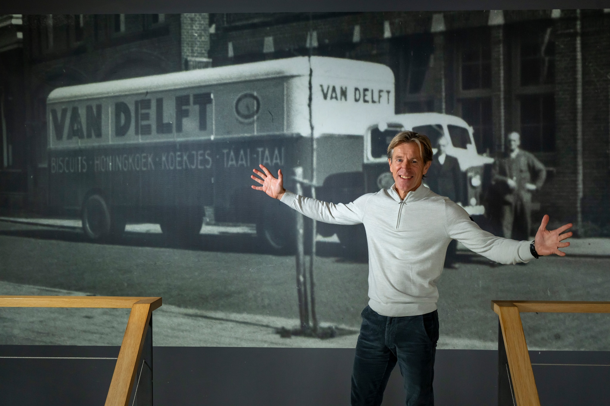 Oscar de Lange voor een afbeelding van Van Delft in Koog aan de Zaan, waar Jan van Delft in 1880 begon met Van Delft Biscuits. Oscar de Lange voor een afbeelding van Van Delft in Koog aan de Zaan, waar Jan van Delft in 1880 begon met Van Delft Biscuits. Foto: Ruben Schipper Fotografie