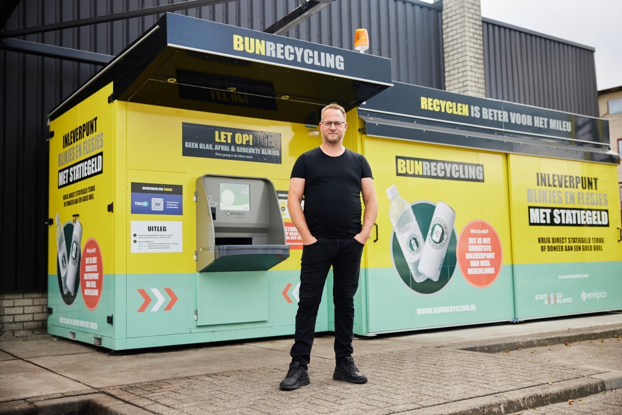 Ondernemer Pim Hendriksen bij zijn statiegeldmachines. Marc Bunschoten van Bungas. Foto: Statiegeld Nederland.