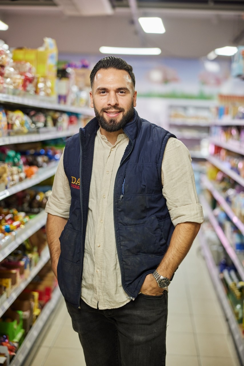 Halil van DAS Supermarkt. Halil van DAS Supermarkt:  ‘Dankzij Statiegeld Nederland kreeg ik een nieuwe automaat in bruikleen. Klanten zijn blij, wij zijn blij. Het kost niets en brengt zelfs meer klanten naar de winkel’ Foto: Statiegeld Nederland.