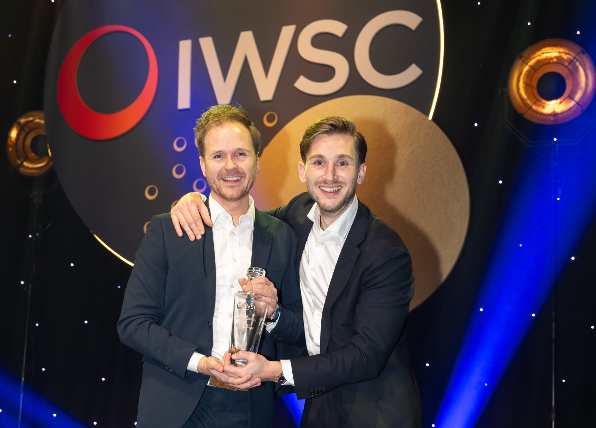 Joeri van Dongen (l) en Bart van den Heijkant uit Oosterhout nadat De Jongens van Oud West zijn uitgeroepen tot beste likeurproducent ter wereld tijdens de International Wine &amp; Spirit Competition in Londen. Joeri van Dongen (l) en Bart van den Heijkant nadat De Jongens van Oud West zijn uitgeroepen tot beste likeurproducent ter wereld tijdens de International Wine &amp; Spirit Competition in Londen.
