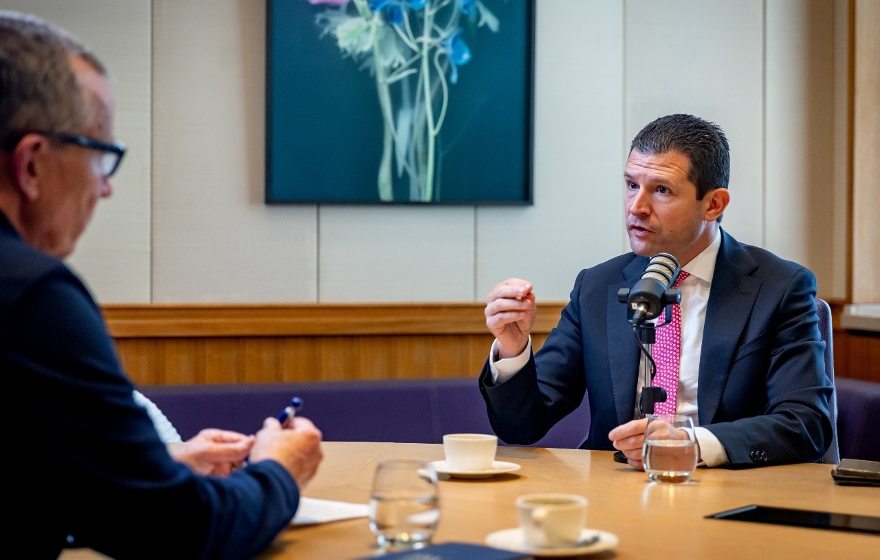 Dirk Beljaarts, minister van Economische Zaken, in gesprek met Thomas Hendriks. Dirk Beljaarts, minister van Economische Zaken, in gesprek met Thomas Hendriks (De Ondernemer). Foto: Bart Hoogveld