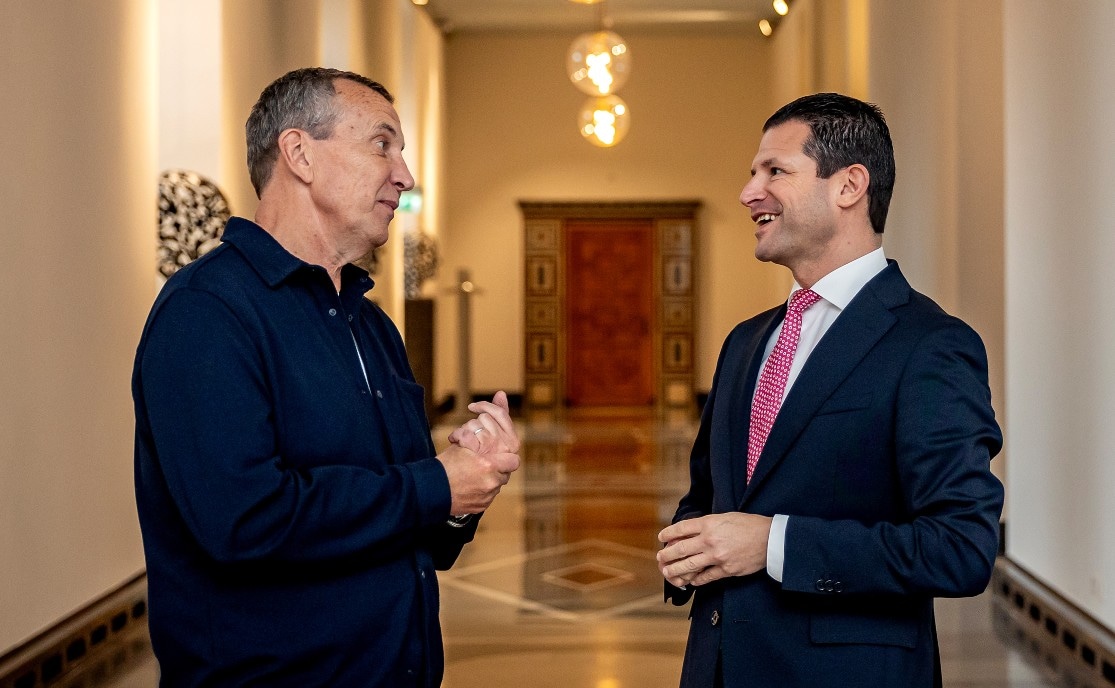 Thomas Hendriks (De Ondernemer) in gesprek met Dirk Beljaarts, minister van Economische Zaken. “We hadden na de Miljoenennota toewerkend ook echt een aantal tegenslagen waaronder op de box 3 zoals bekend, maar we hebben niet die vennootschapsbelastingknop aangeroerd.” Foto: Bart Hoogveld.