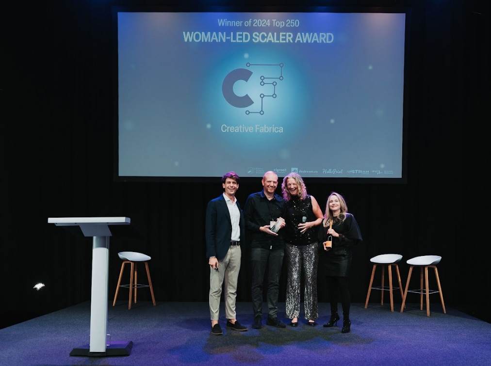 Creative Fabrica. Roemie Hillenaar en Anca Stefan, in het midden, tijden de uitreiking van de Woman-Led Scaler Award. Foto: Alexander Santos Lima.
