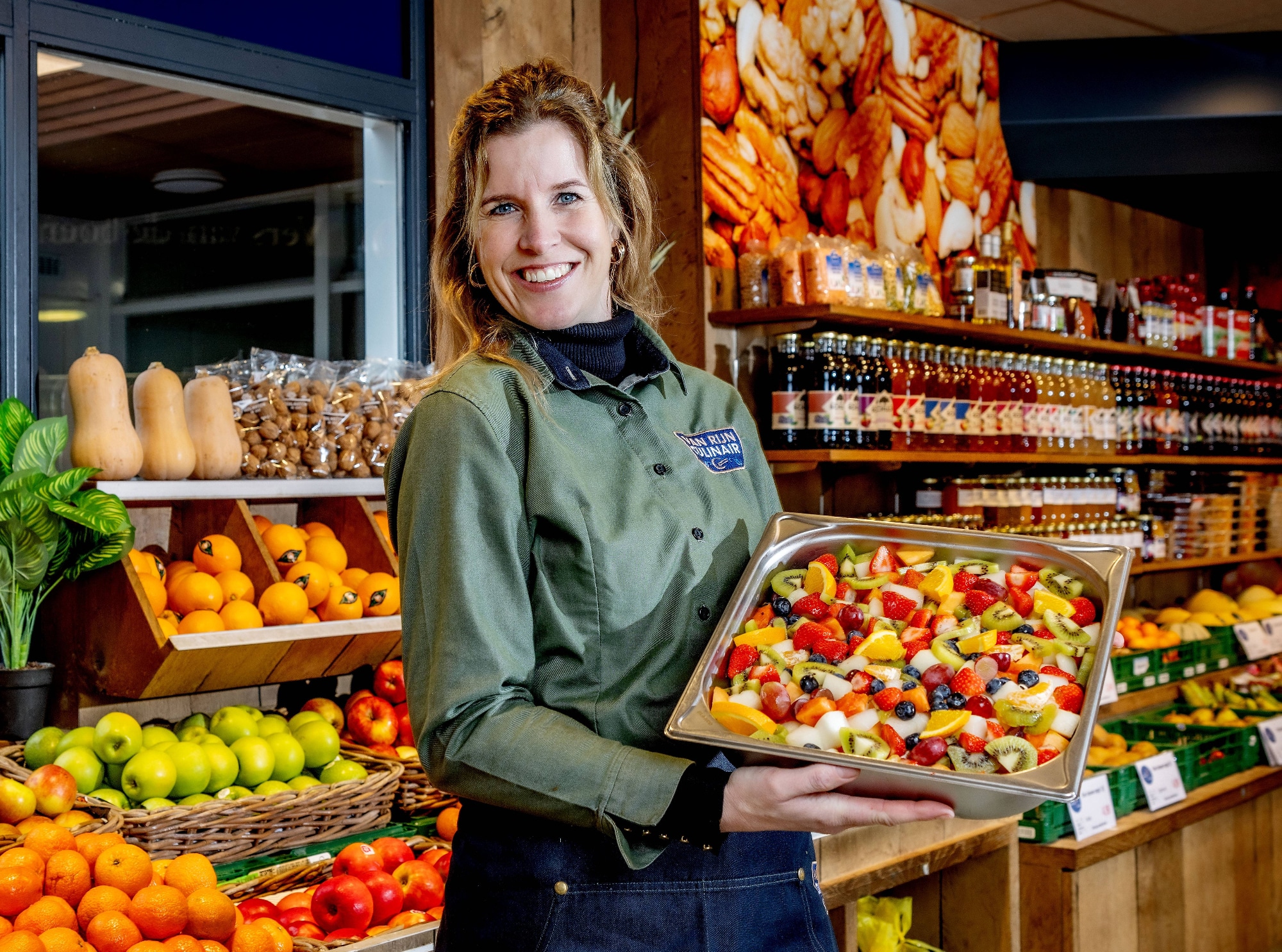 Chantal Kloosterman, eigenares van Van Rijn Culinair groenten en fruitwinkel. Jean-Pierre Jans