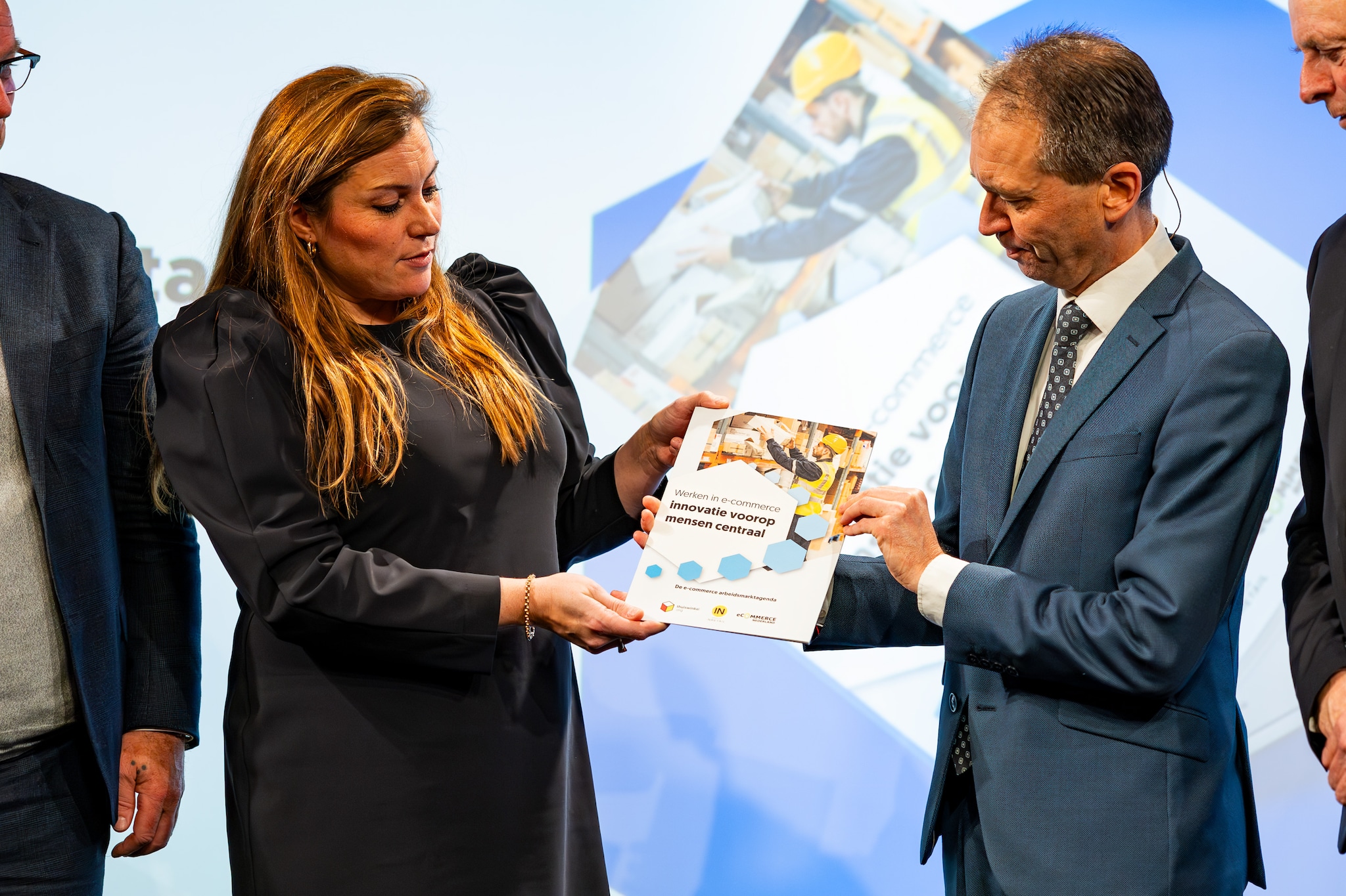 De minister van Sociale Zaken en Werkgelegenheid, Eddy van Hijum, krijgt uit handen van Marlene ten Ham, Algemeen Directeur Thuiswinkel.org, de arbeidsmarktagenda van de e-commersesector. Hij sprak ook over de conceptwet VBAR. Foto: INretail De minister van Sociale Zaken en Werkgelegenheid, Eddy van Hijum, krijgt uit handen van Marlene ten Ham, Algemeen Directeur Thuiswinkel.org, de arbeidsmarktagenda van de e-commersesector. Hij sprak ook over de conceptwet VBAR. Foto: INretail
