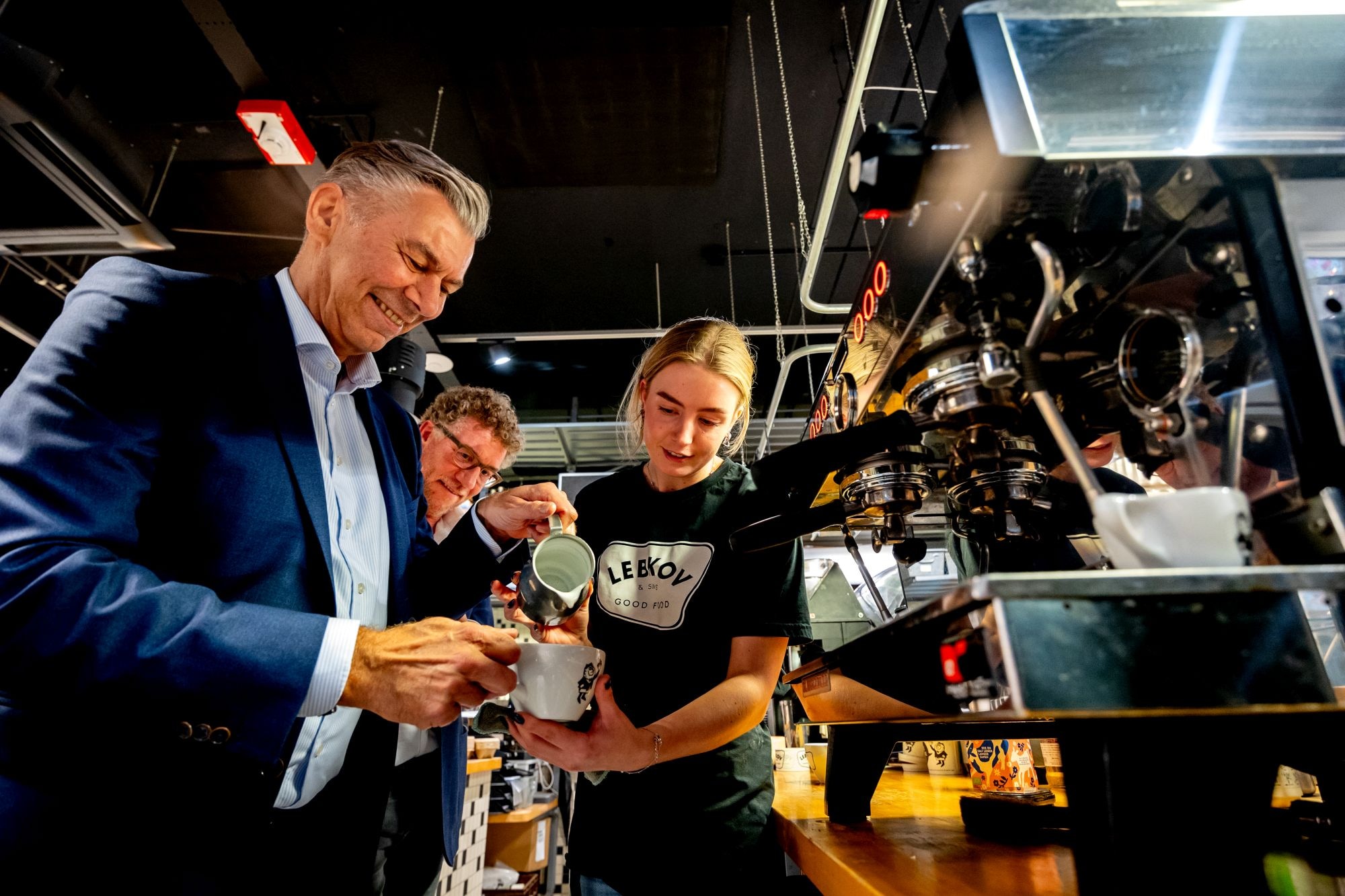 Eigenaar van koffieketen Lebkov & Sons, Grardie Akkerhuis en directeur MKB-Nederland Leendert-Jan Visser (links) in de vestiging op de Turfmarkt in Den Haag. Foto: Bart Hoogveld Eigenaar van koffieketen Lebkov & Sons, Grardie Akkerhuis en directeur MKB-Nederland Leendert-Jan Visser (links) in de vestiging op de Turfmarkt in Den Haag. Foto: Bart Hoogveld